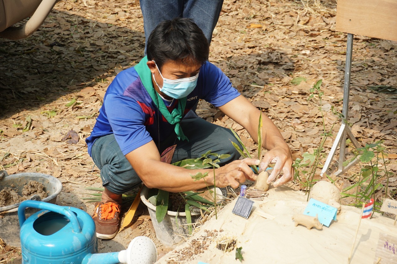 วันที่ 3 โครงการสร้างแกนนำขับเคลื่อนหมู่บ้านเศรษฐกิจพอเพียง รุ่นที่ 2 ณ ศูนย์กสิกรรมธรรมชาติฅนฮักถิ่น สกลนคร