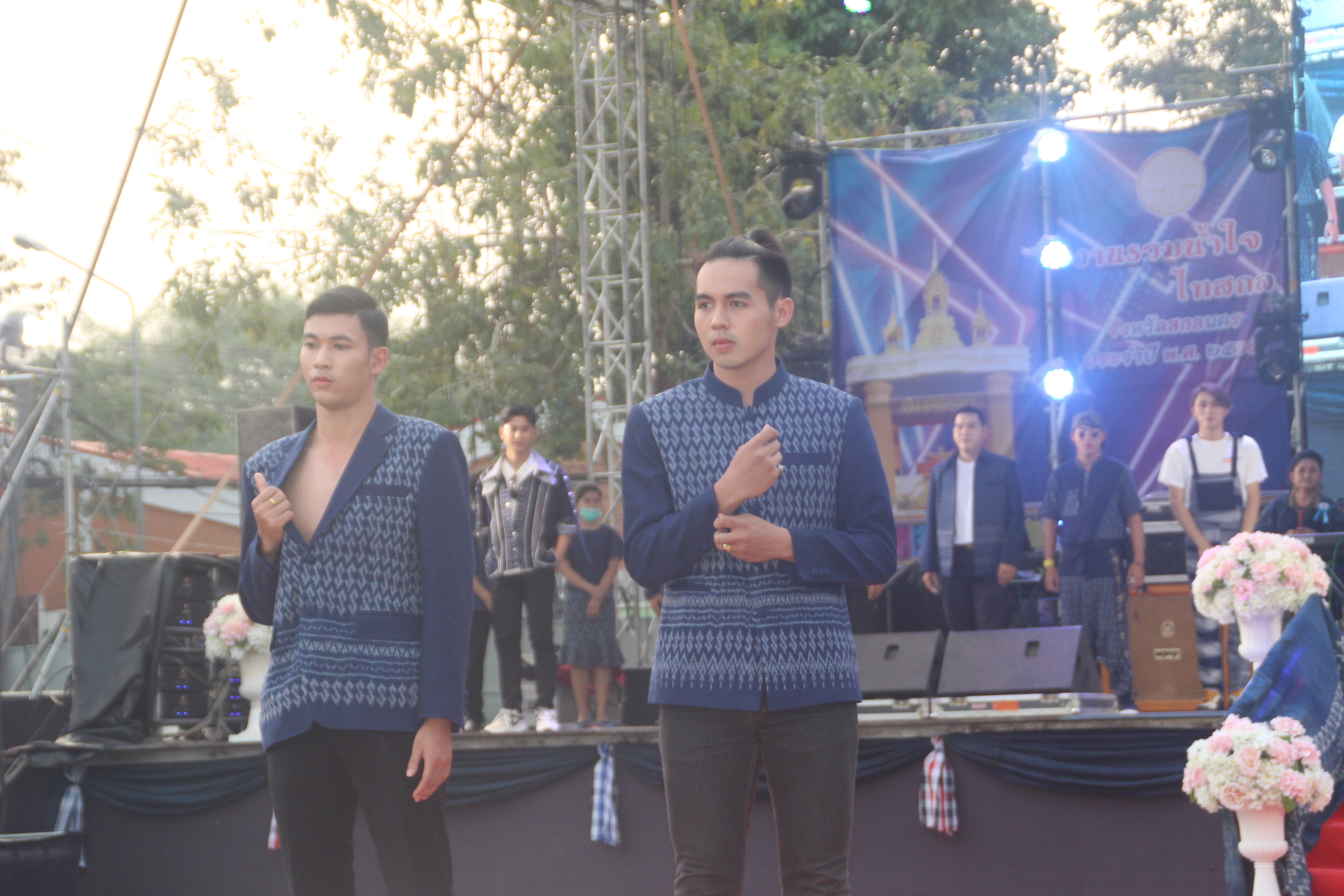 มหัศจรรย์ แฟชั่นโชว์ ”ผ้ามัดหมี่ลายขอเจ้าฟ้าสิริวัณณวรีฯ” ที่นี่ สกลนคร