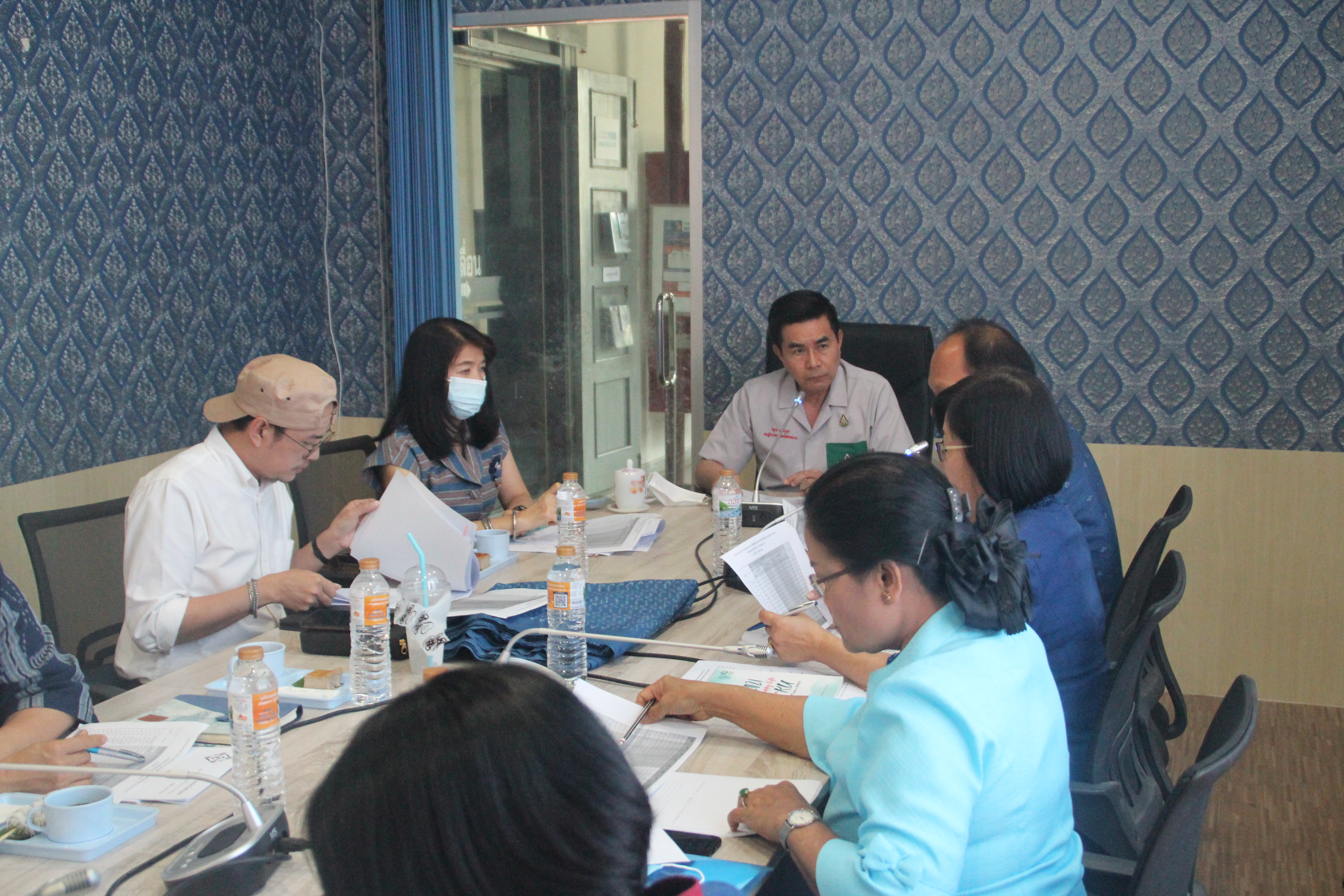 จังหวัดสกลนคร ประชุมคณะกรรมการตัดสินการประกวดผ้าทอมือลายพระราชทานและการประกวดออกแบบตัดเย็บชุดสวมใส่ ”ผ้ามัดหมี่ลายขอเจ้าฟ้าสิริวัณณวรีฯ”