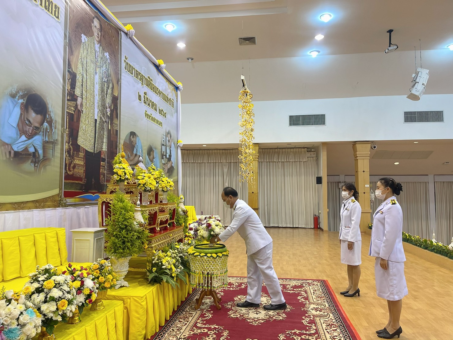 จังหวัดสกลนคร จัดพิธีถวายราชสักการะพระบาทสมเด็จพระบรมชนกาธิเบศร มหาภูมิพลอดุลยเดชมหาราช บรมนาถบพิตร “พระบิดาแห่งมาตรฐานการช่างไทย” เนื่องในวันมาตรฐานฝีมือแรงงานแห่งชาติ ประจำปี 2564