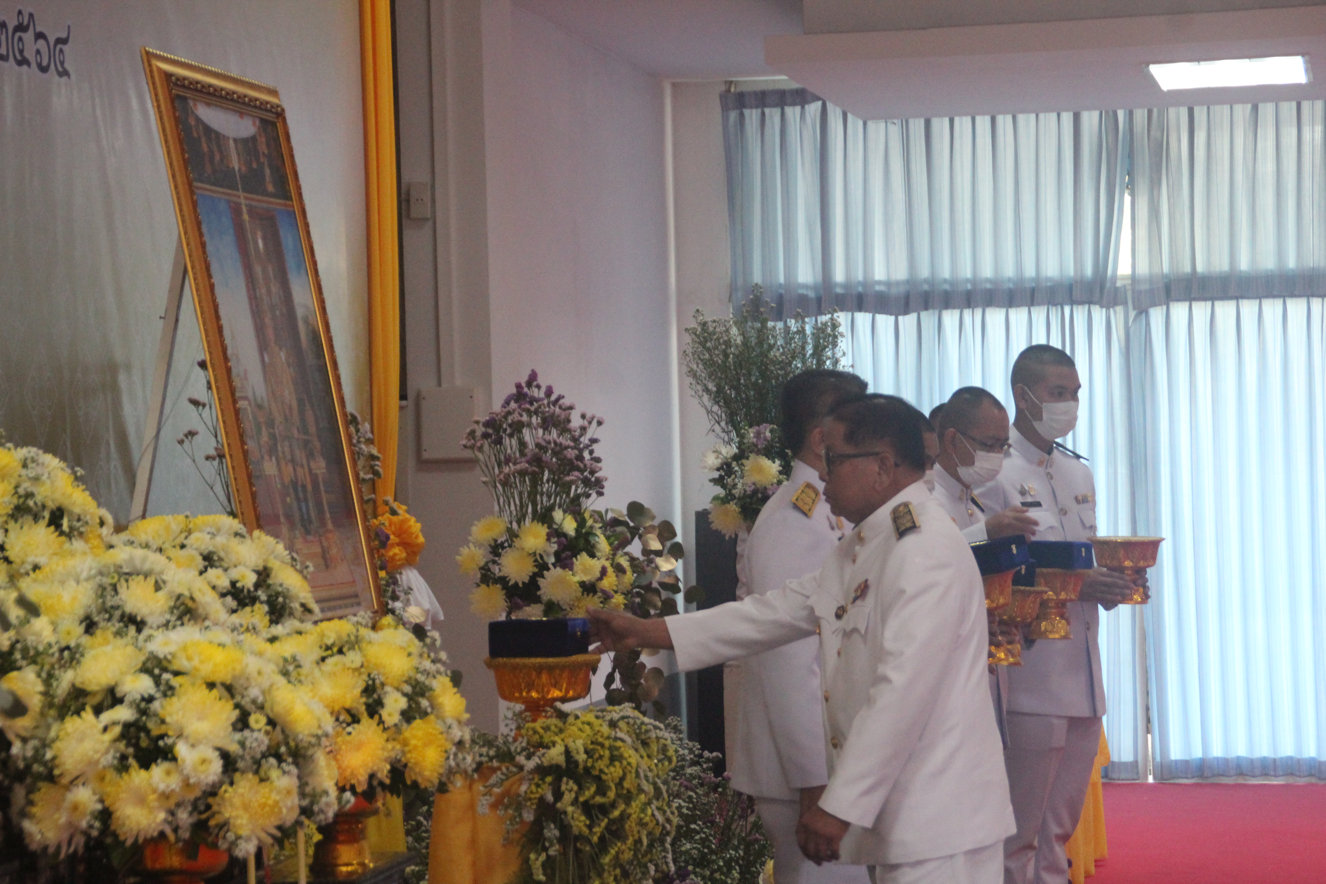 จังหวัดสกลนคร จัดพิธีรับพระราชทานเครื่องราชอิสริยาภรณ์ชั้นสายสะพาย ประจำปี 2563