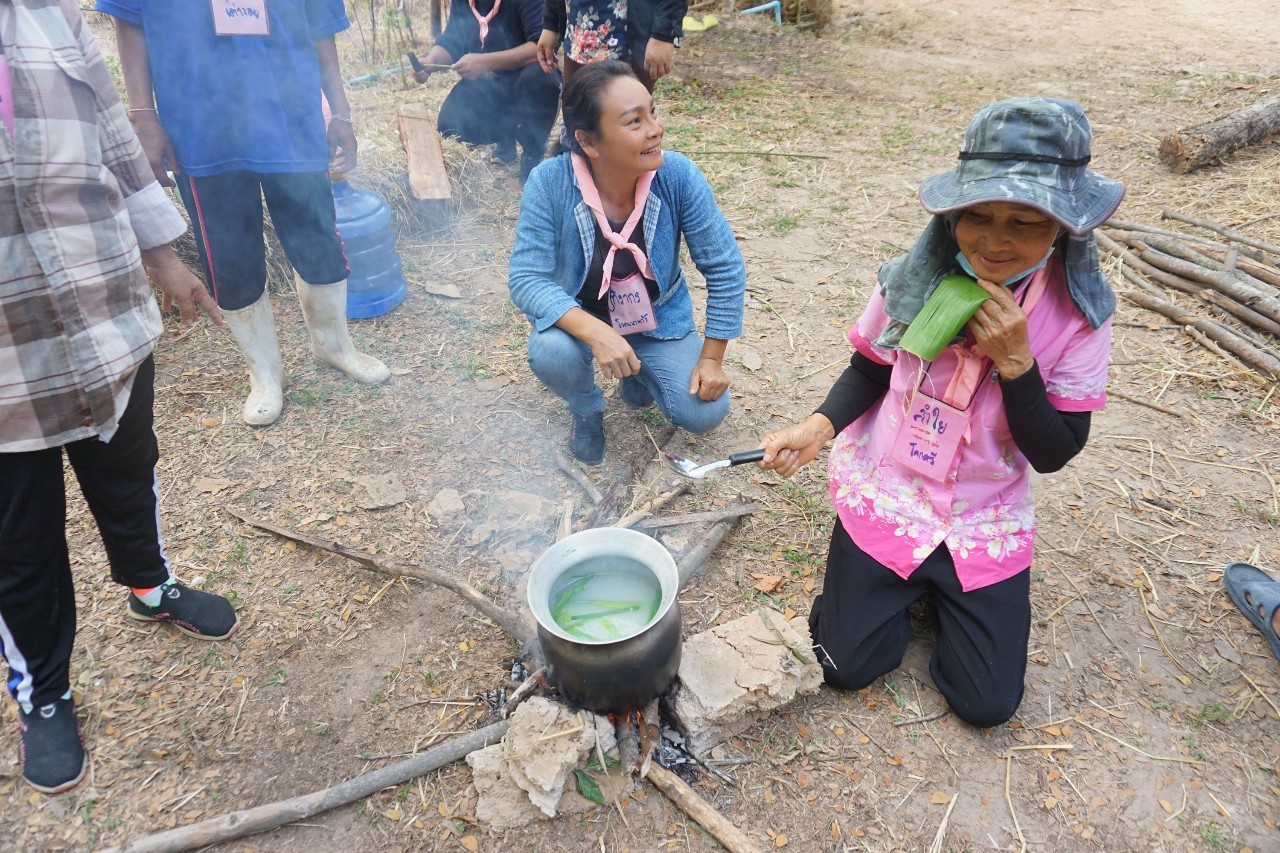 วันที่ 4 โครงการสร้างแกนนำขับเคลื่อนหมู่บ้านเศรษฐกิจพอเพียง รุ่นที่ 2 ณ ศูนย์กสิกรรมธรรมชาติฅนฮักถิ่น สกลนคร