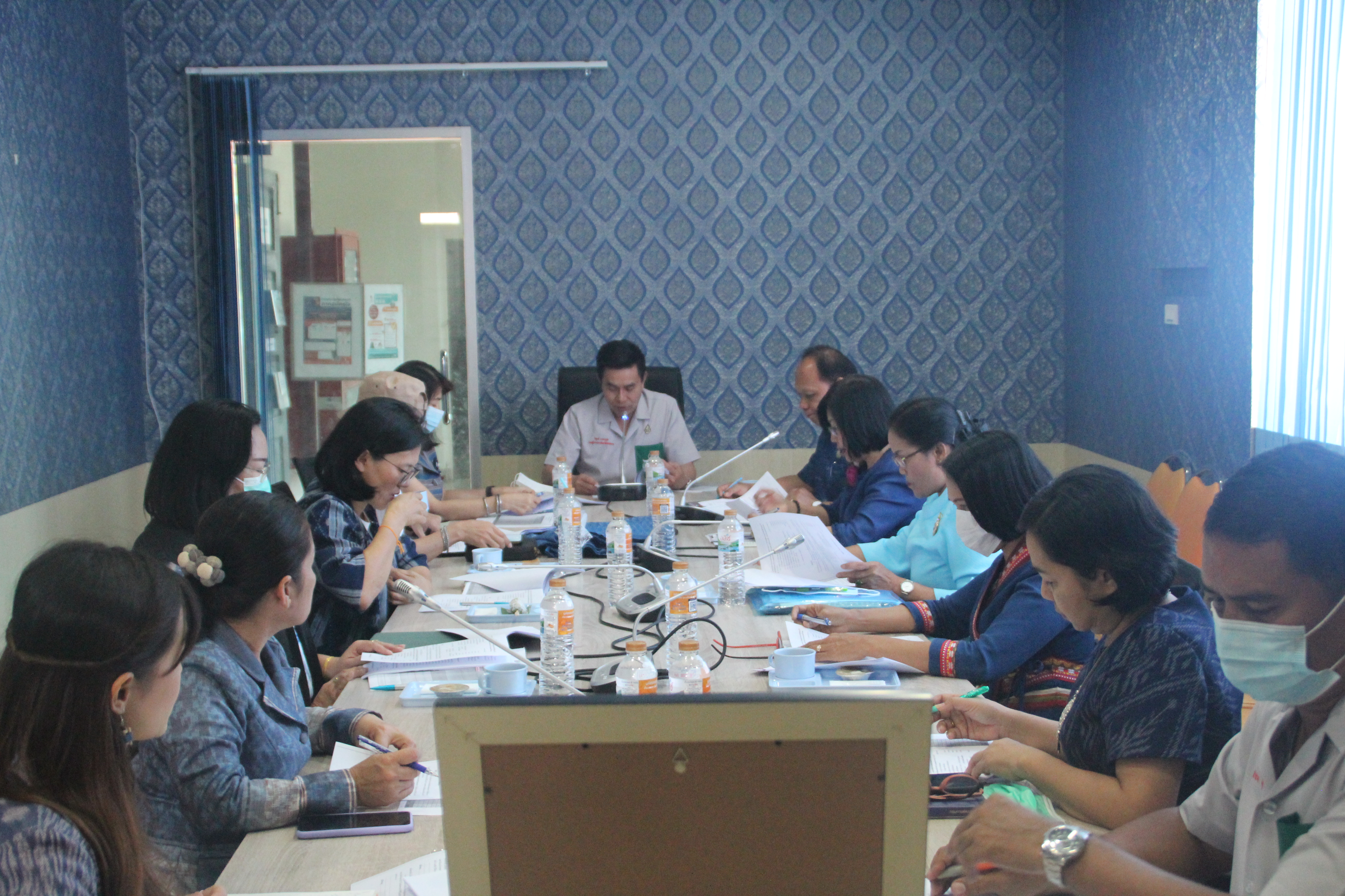 จังหวัดสกลนคร ประชุมคณะกรรมการตัดสินการประกวดผ้าทอมือลายพระราชทานและการประกวดออกแบบตัดเย็บชุดสวมใส่ ”ผ้ามัดหมี่ลายขอเจ้าฟ้าสิริวัณณวรีฯ”