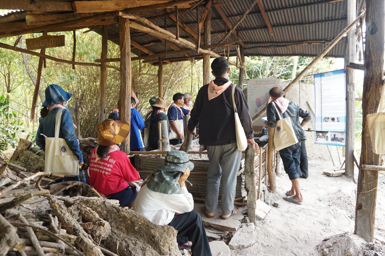 วันที่ 2 โครงการสร้างแกนนำขับเคลื่อนหมู่บ้านเศรษฐกิจพอเพียง รุ่นที่ 2 ณ ศูนย์กสิกรรมธรรมชาติฅนฮักถิ่น สกลนคร