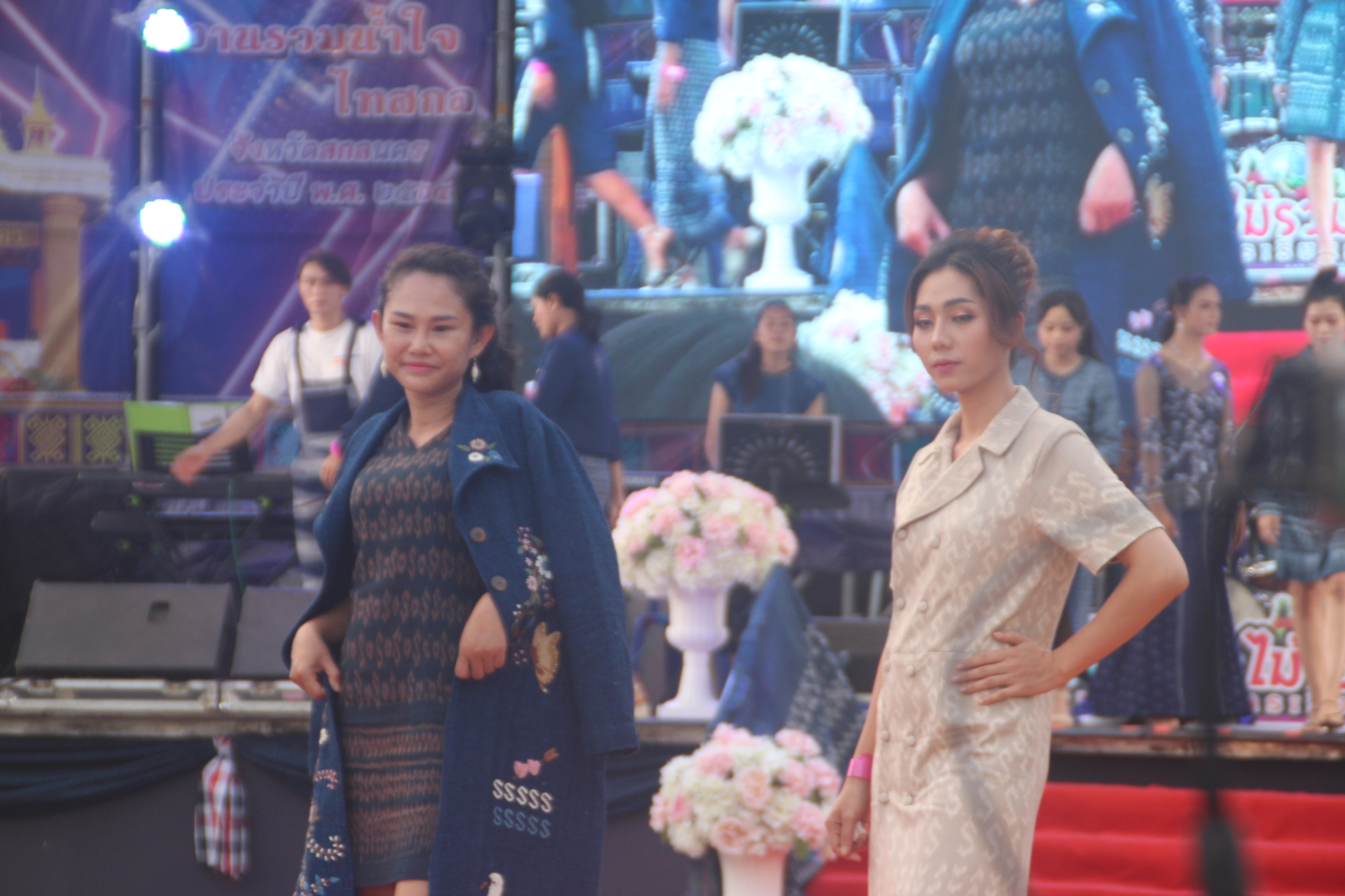 มหัศจรรย์ แฟชั่นโชว์ ”ผ้ามัดหมี่ลายขอเจ้าฟ้าสิริวัณณวรีฯ” ที่นี่ สกลนคร