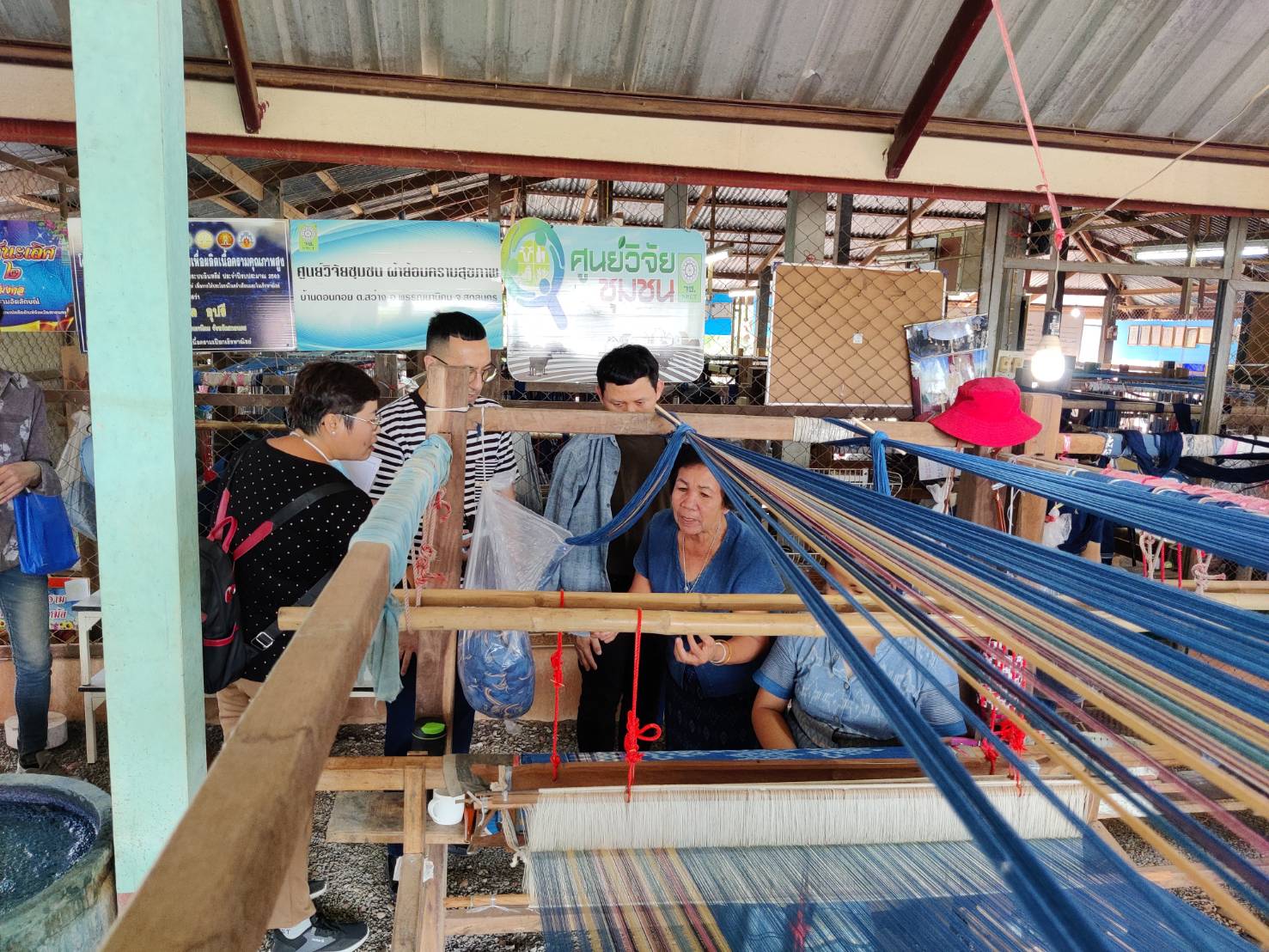 พจ.สกลนคร ร่วมต้อนรับและให้ข้อมูลผู้เชี่ยวชาญด้านผ้าไทย ณ บ้านดอนกอย