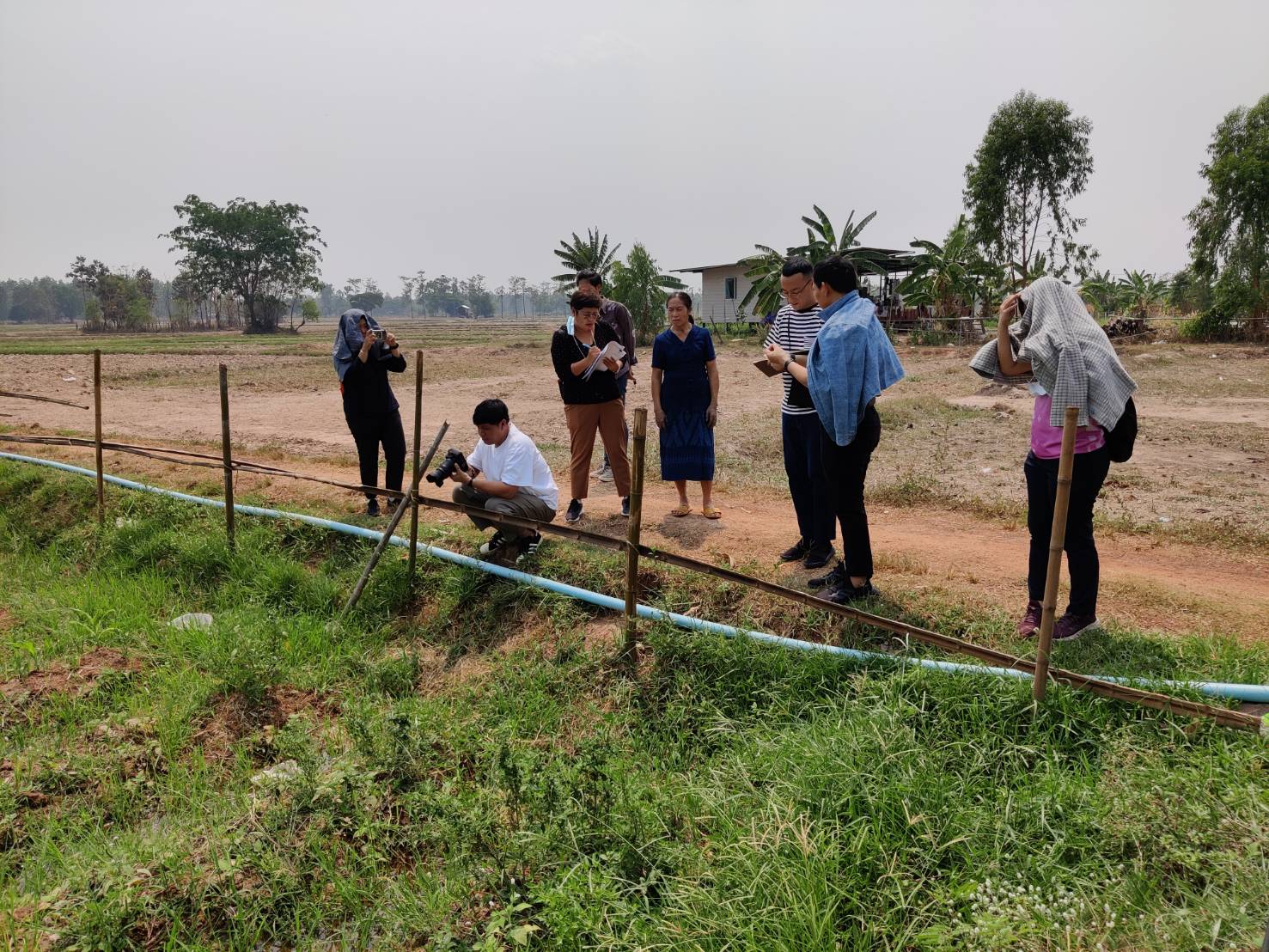 พจ.สกลนคร ร่วมต้อนรับและให้ข้อมูลผู้เชี่ยวชาญด้านผ้าไทย ณ บ้านดอนกอย