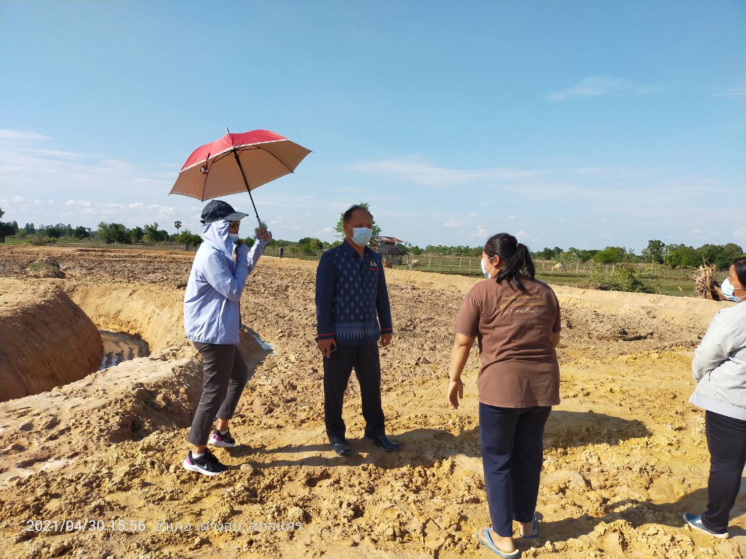 พจ.สกลนคร ลงพื้นที่ติดตามและเยี่ยมให้กำลังใจ การปรับพื้นที่แปลง “โคก หนอง นา โมเดล” อำเภอเต่างอย
