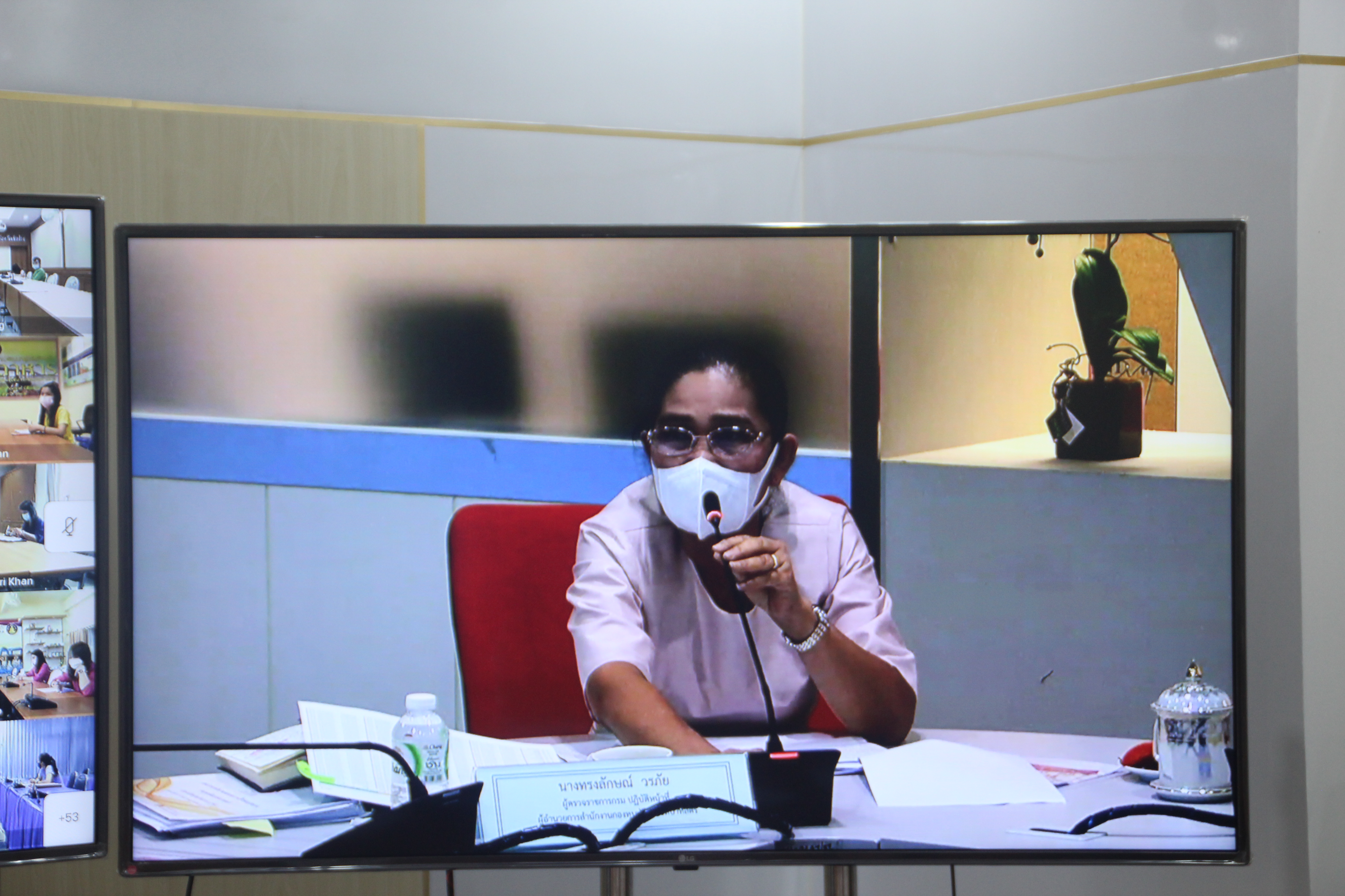 พช.สกลนคร ร่วมประชุมติดตาม การใช้จ่ายงบประมาณกองทุนพัฒนาบทบาทสตรี ครั้งที่ 4/2564 ผ่านระบบ Video Conference