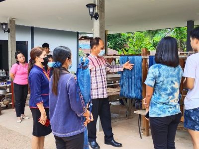 พจ.สกลนคร ลงพื้นที่ให้กำลังใจผู้ประกอบการ OTOP “ผ้าคราม งามเมืองสกล”