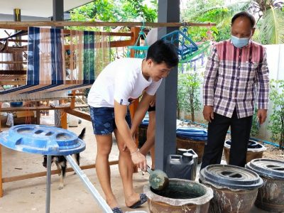 พจ.สกลนคร ลงพื้นที่ให้กำลังใจผู้ประกอบการ OTOP “ผ้าคราม งามเมืองสกล”
