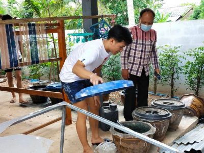 พจ.สกลนคร ลงพื้นที่ให้กำลังใจผู้ประกอบการ OTOP “ผ้าคราม งามเมืองสกล”