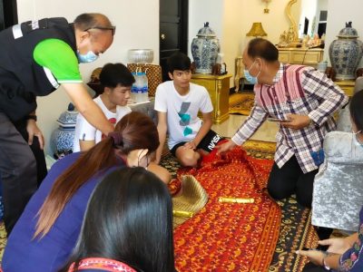 พจ.สกลนคร ลงพื้นที่ให้กำลังใจผู้ประกอบการ OTOP “ผ้าคราม งามเมืองสกล”