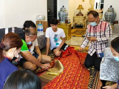 พจ.สกลนคร ลงพื้นที่ให้กำลังใจผู้ประกอบการ OTOP “ผ้าคราม งามเมืองสกล”