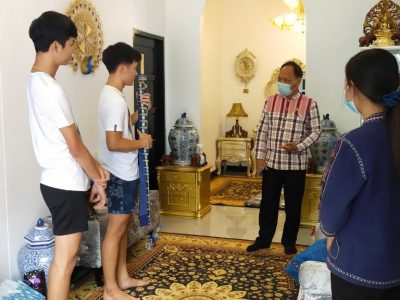 พจ.สกลนคร ลงพื้นที่ให้กำลังใจผู้ประกอบการ OTOP “ผ้าคราม งามเมืองสกล”