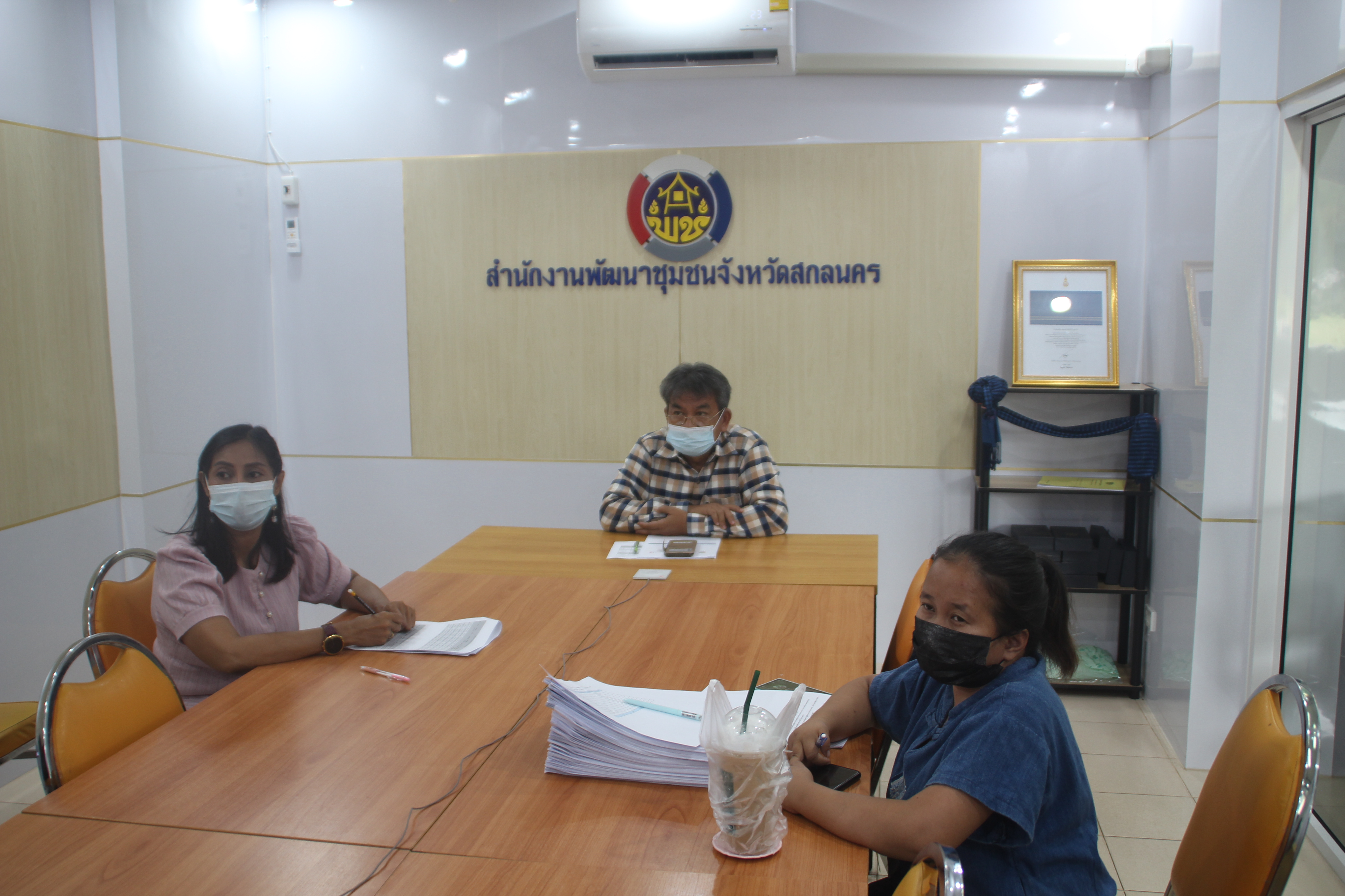 พช.สกลนคร ร่วมประชุมติดตาม การใช้จ่ายงบประมาณกองทุนพัฒนาบทบาทสตรี ครั้งที่ 4/2564 ผ่านระบบ Video Conference