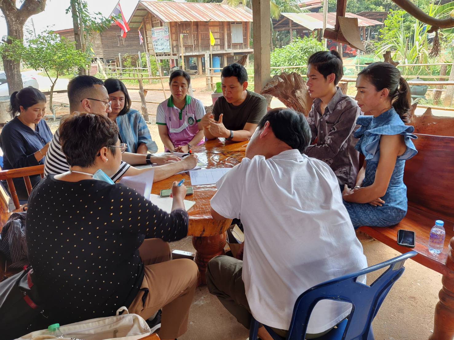 พจ.สกลนคร ร่วมต้อนรับและให้ข้อมูลผู้เชี่ยวชาญด้านผ้าไทย ณ บ้านดอนกอย