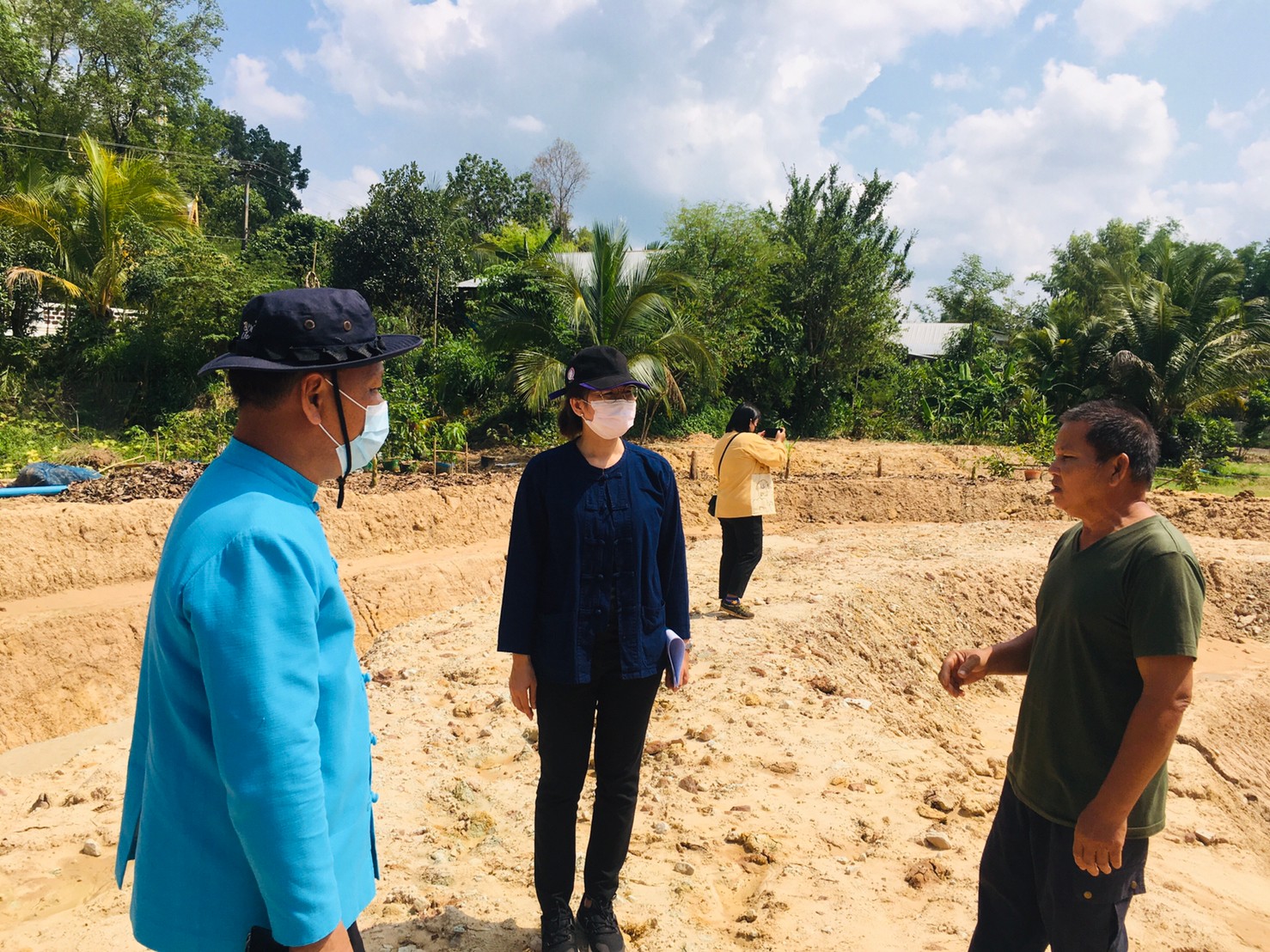 พจ.สกลนคร ลงพื้นที่ติดตามและเยี่ยมให้กำลังใจ การปรับพื้นที่แปลง “โคก หนอง นา โมเดล”