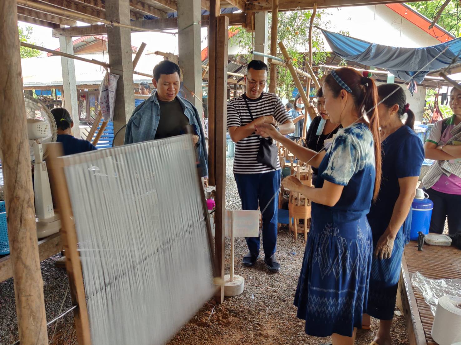 พจ.สกลนคร ร่วมต้อนรับและให้ข้อมูลผู้เชี่ยวชาญด้านผ้าไทย ณ บ้านดอนกอย