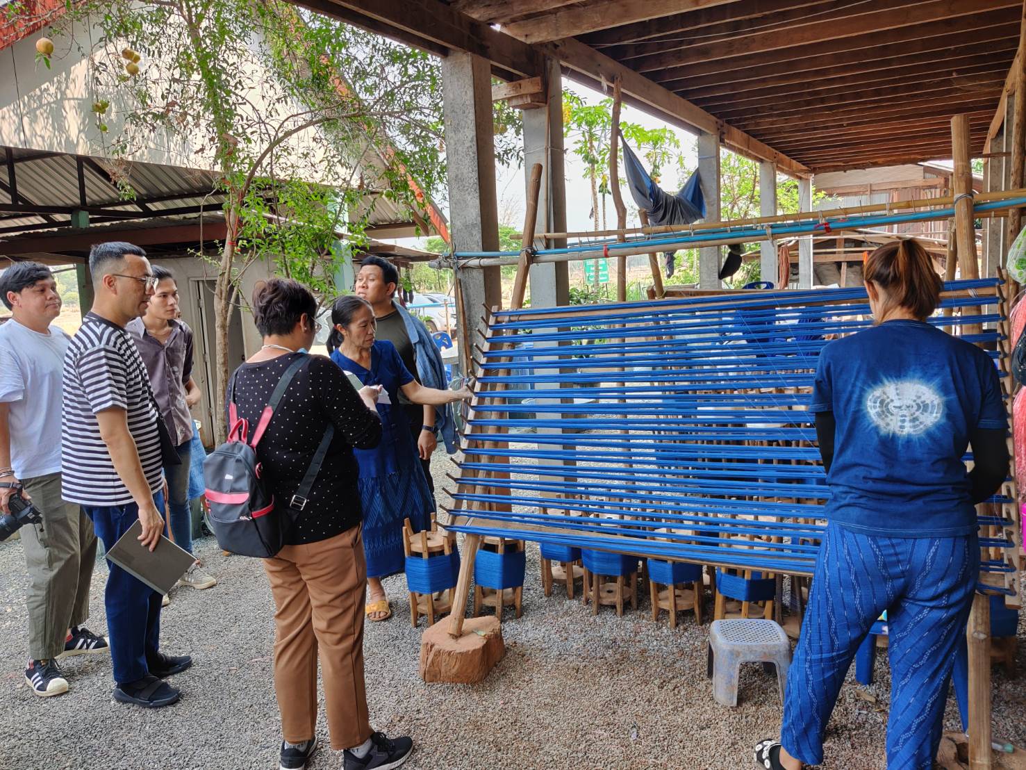 พจ.สกลนคร ร่วมต้อนรับและให้ข้อมูลผู้เชี่ยวชาญด้านผ้าไทย ณ บ้านดอนกอย