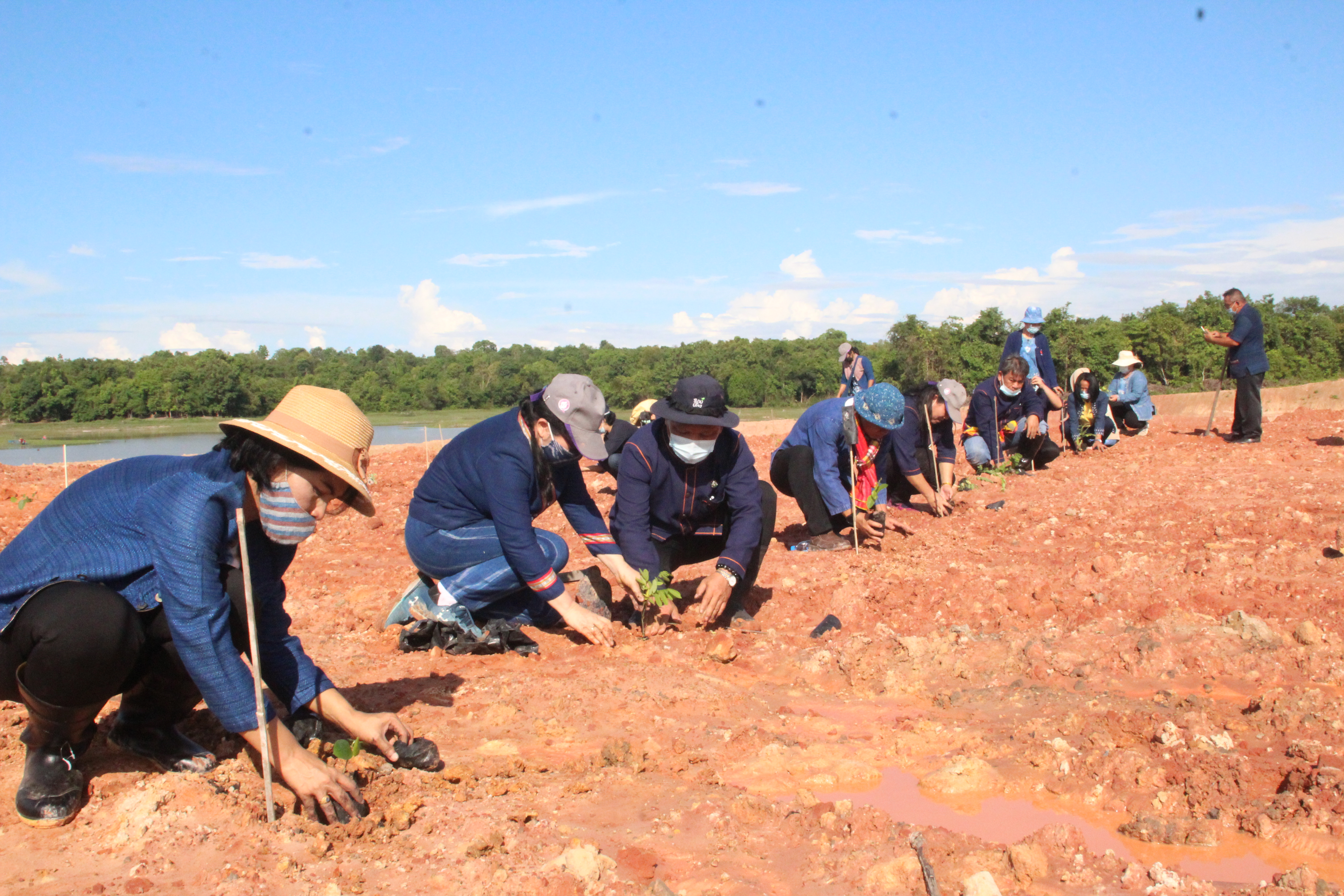 พช.สกลนคร เสริมสร้างการเรียนรู้ทฤษฎีใหม่ รูปแบบ “โคก หนอง นา โมเดล”