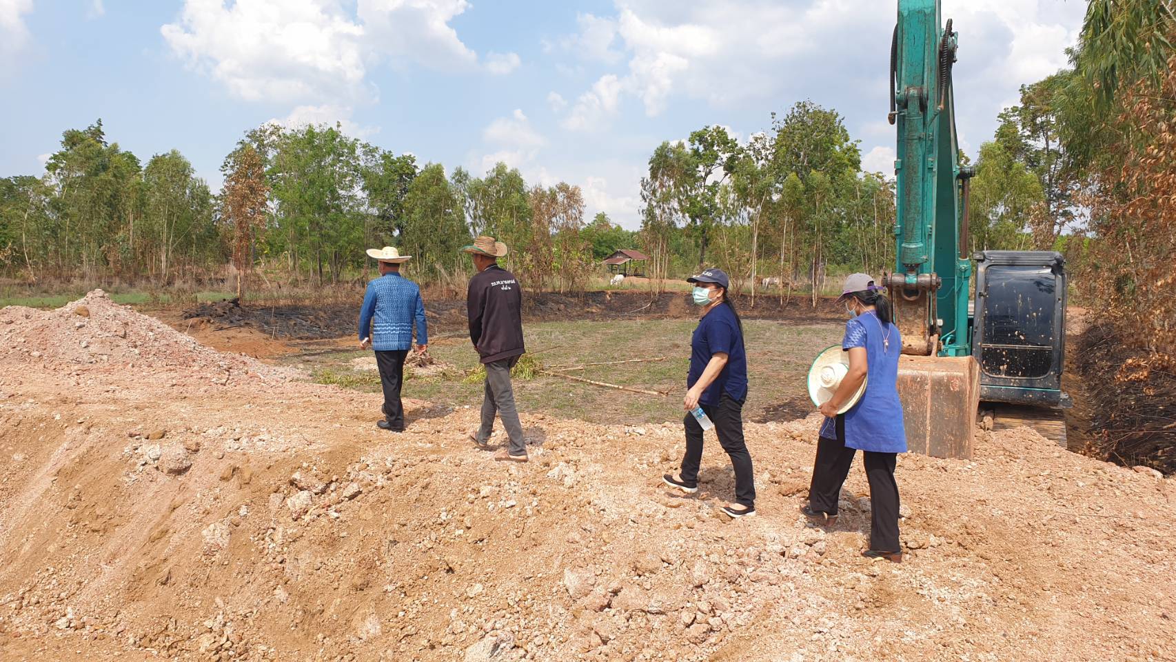 พจ.สกลนคร ตรวจเยี่ยมแปลง “โคก หนอง นา พช.” อำเภอบ้านม่วง