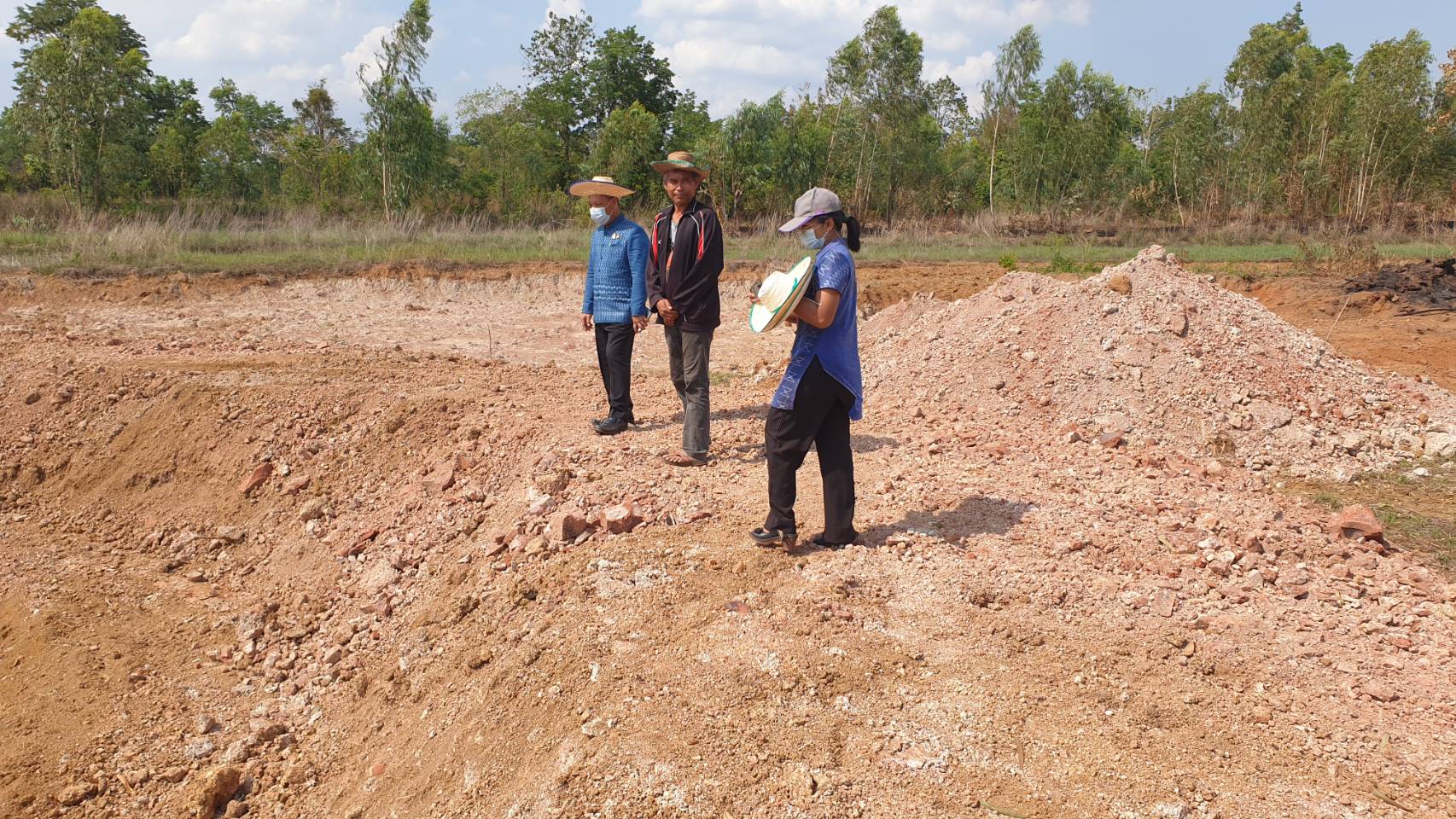 พจ.สกลนคร ตรวจเยี่ยมแปลง “โคก หนอง นา พช.” อำเภอบ้านม่วง