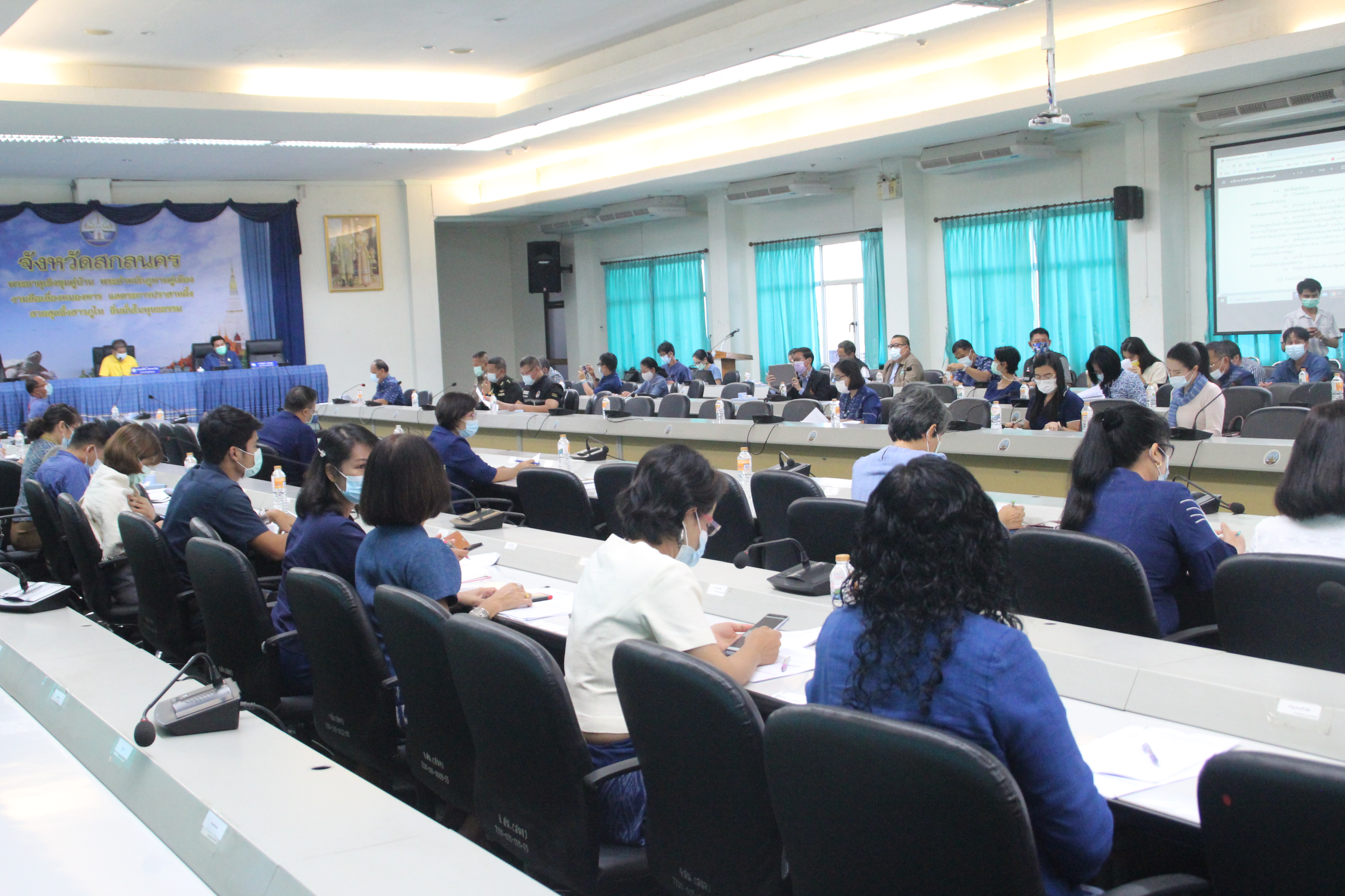 จังหวัดสกลนคร ประชุมคณะกรรมการบริหารศูนย์อำนวยการขจัดความยากจนและพัฒนาคนทุกช่วงวัยอย่างยั่งยืนตามหลักปรัชญาของเศรษฐกิจพอเพียง
