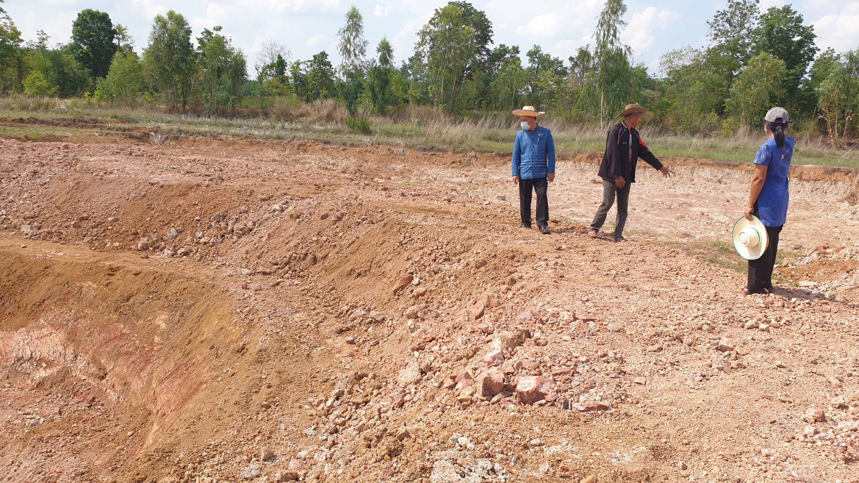 พจ.สกลนคร ตรวจเยี่ยมแปลง “โคก หนอง นา พช.” อำเภอบ้านม่วง
