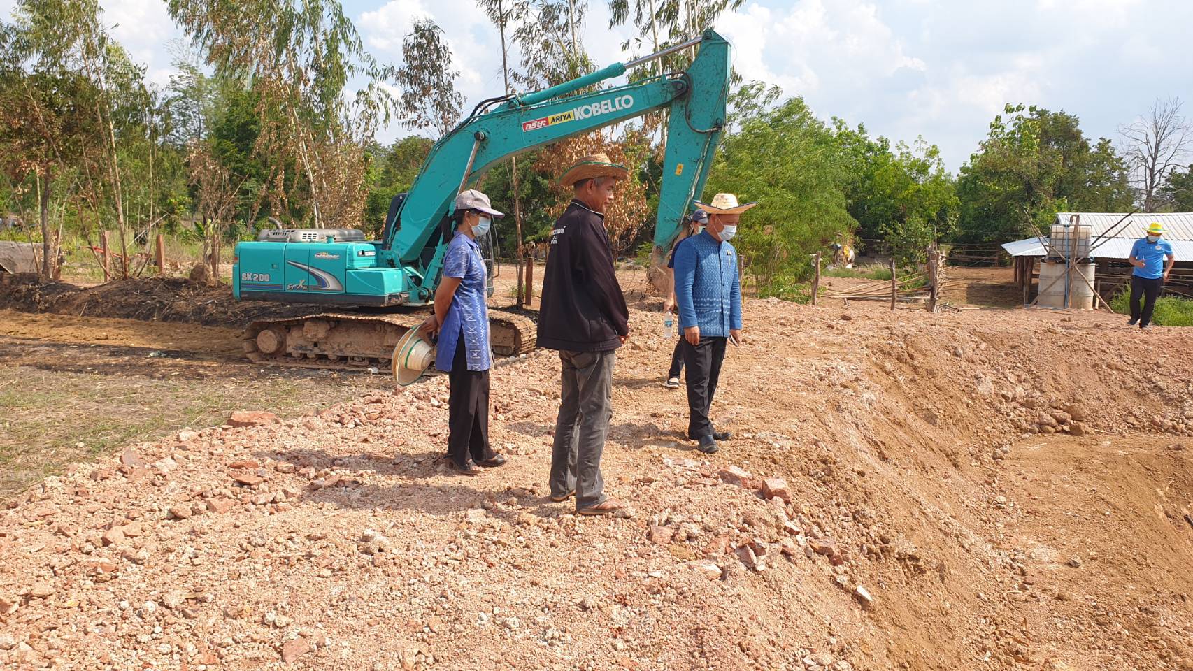 พจ.สกลนคร ตรวจเยี่ยมแปลง “โคก หนอง นา พช.” อำเภอบ้านม่วง
