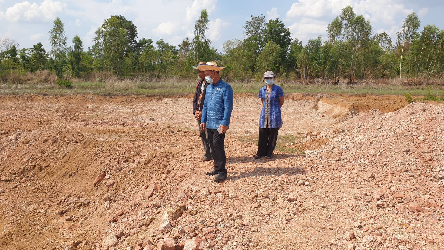 พจ.สกลนคร ตรวจเยี่ยมแปลง “โคก หนอง นา พช.” อำเภอบ้านม่วง