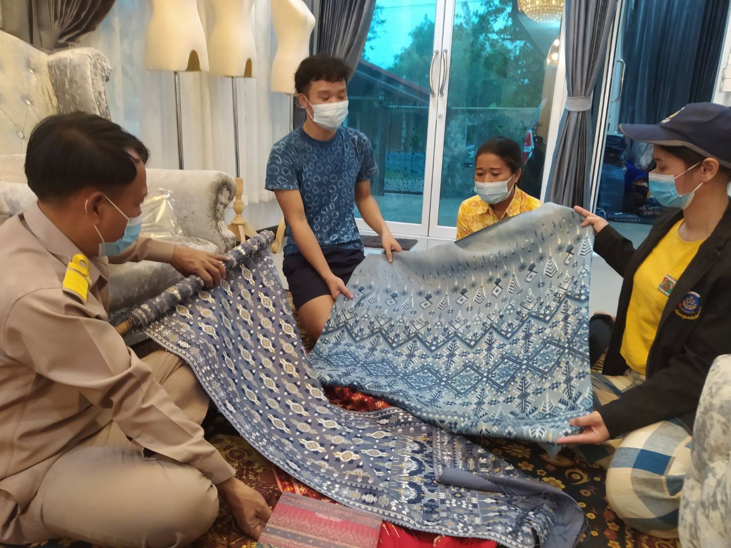 พช.สกลนคร ลงพื้นที่ ติดตามสนับสนุนการพัฒนาผลิตภัณฑ์ โครงการส่งเสริมเครือข่ายองค์ความรู้ KBO  (Knowledge – Based OTOP) จังหวัดสกลนคร