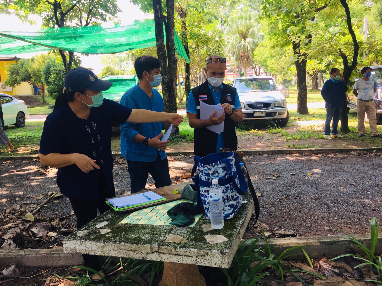 พช.สกลนคร รับมอบหญ้าแฝกสนับสนุน “โคก หนอง นา” พัฒนาชุมชน