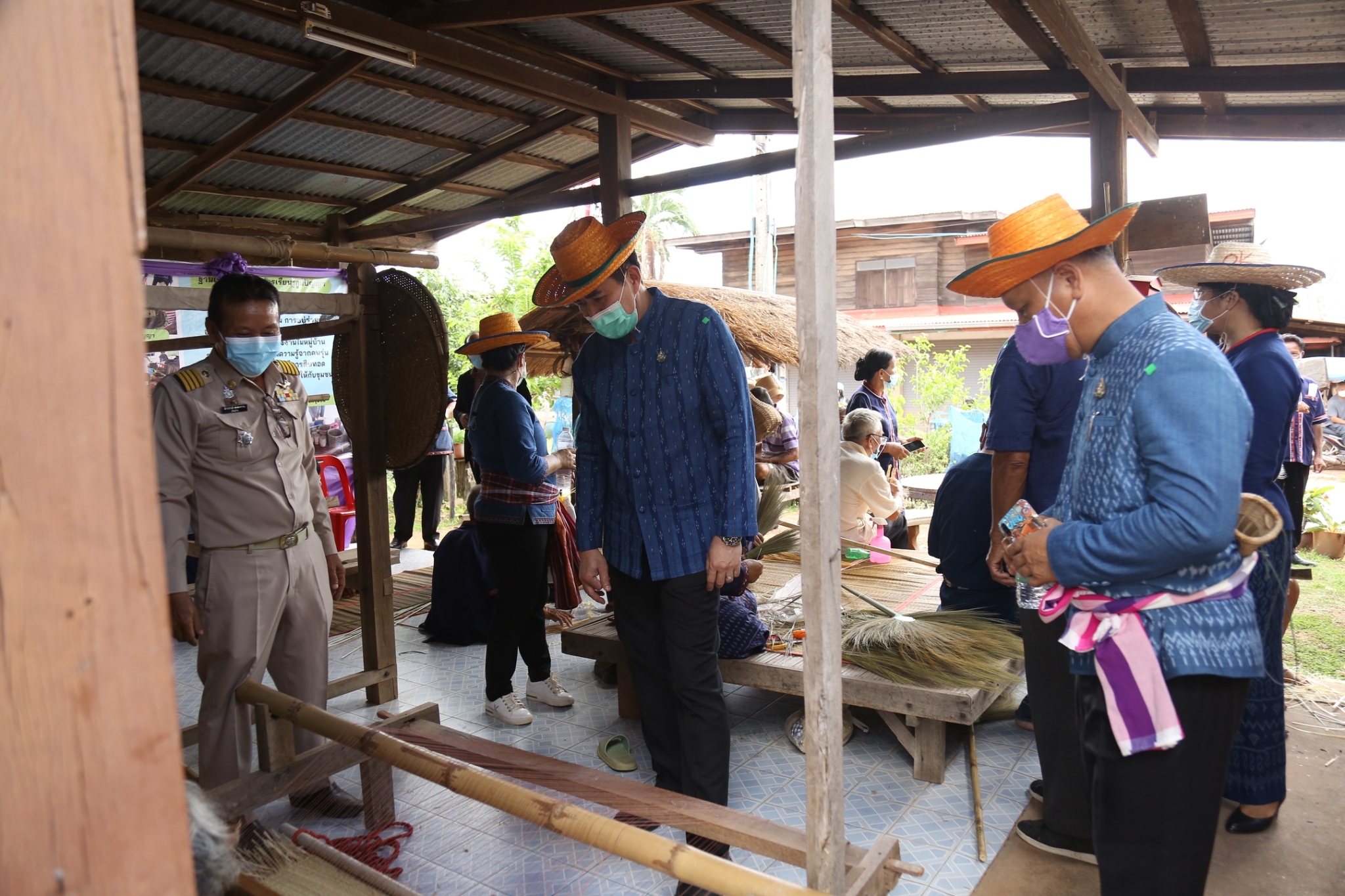 รองผู้ว่าฯ ใส่ผ้าไทยไปคัดสรรหมู่บ้านเศรษฐกิจพอเพียง “อยู่เย็น เป็นสุข”