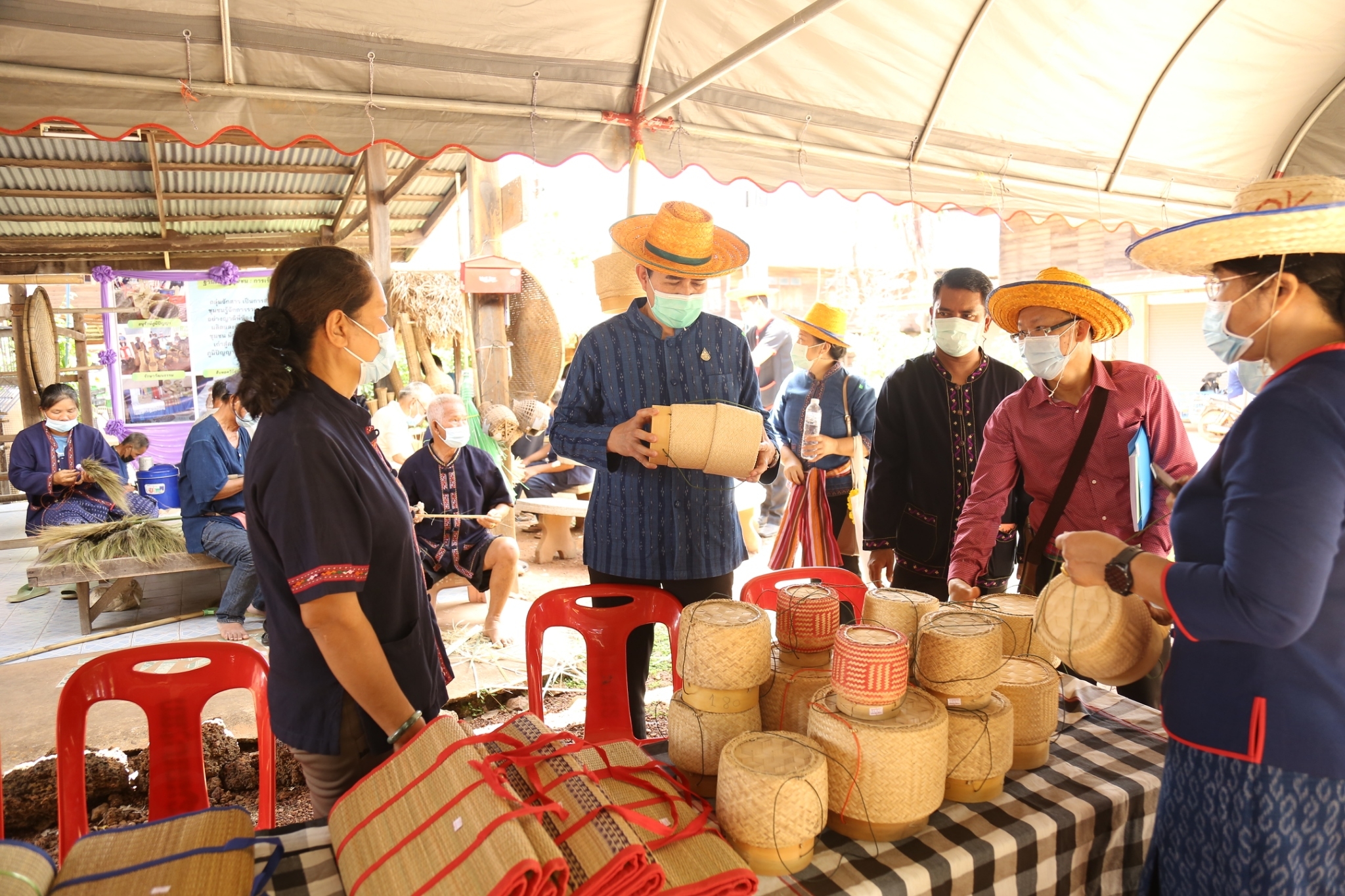รองผู้ว่าฯ ใส่ผ้าไทยไปคัดสรรหมู่บ้านเศรษฐกิจพอเพียง “อยู่เย็น เป็นสุข”