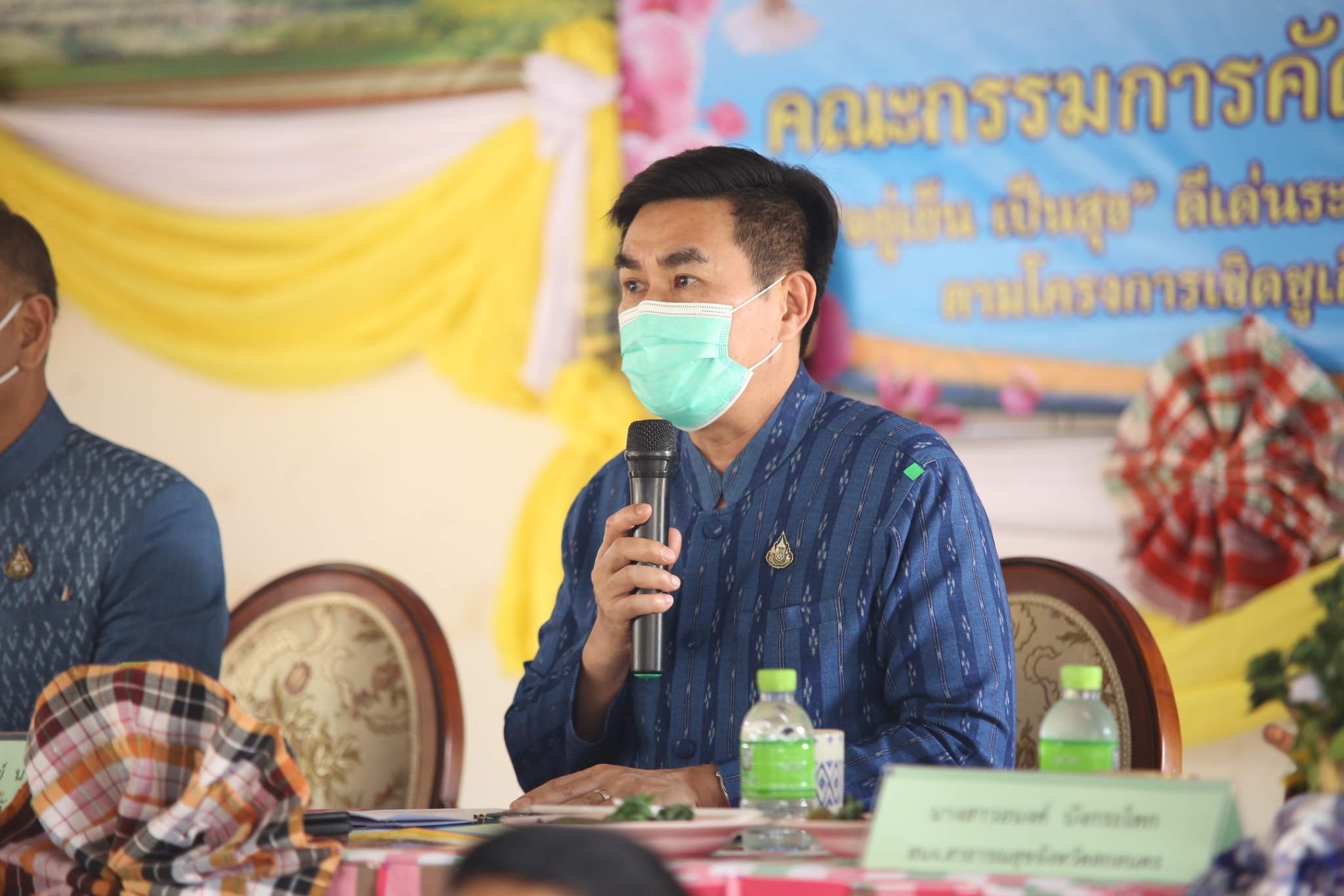รองผู้ว่าฯ ใส่ผ้าไทยไปคัดสรรหมู่บ้านเศรษฐกิจพอเพียง “อยู่เย็น เป็นสุข”