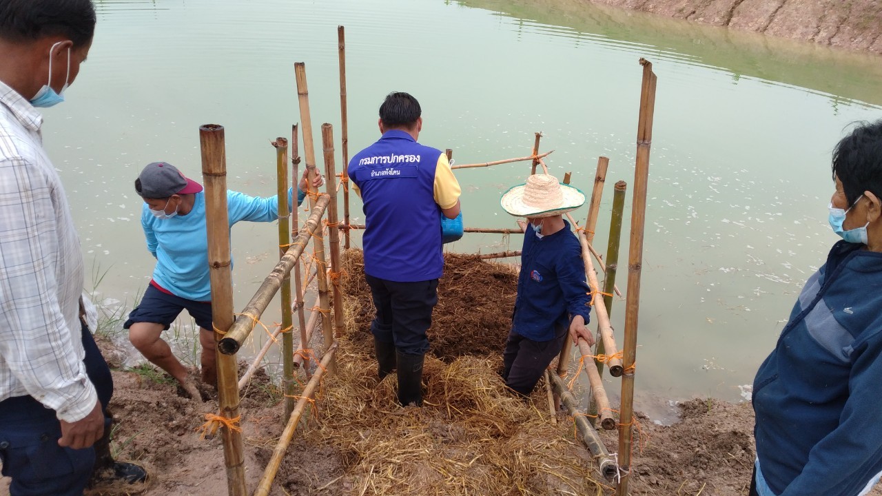 พช.พังโคน เอามื้อสามัคคี ตามหลักทฤษฎีใหม่ “โคก หนอง นา โมเดล”