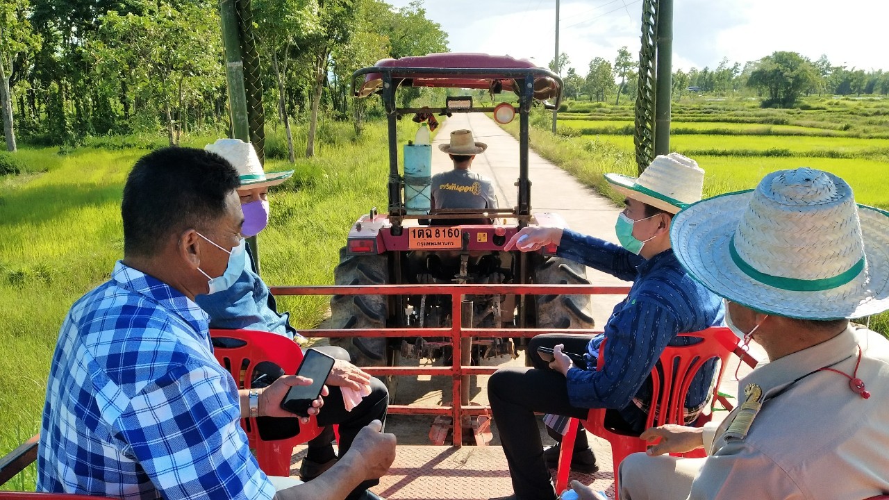 รองผู้ว่าฯ ใส่ผ้าไทยไปคัดสรรหมู่บ้านเศรษฐกิจพอเพียง “อยู่เย็น เป็นสุข”