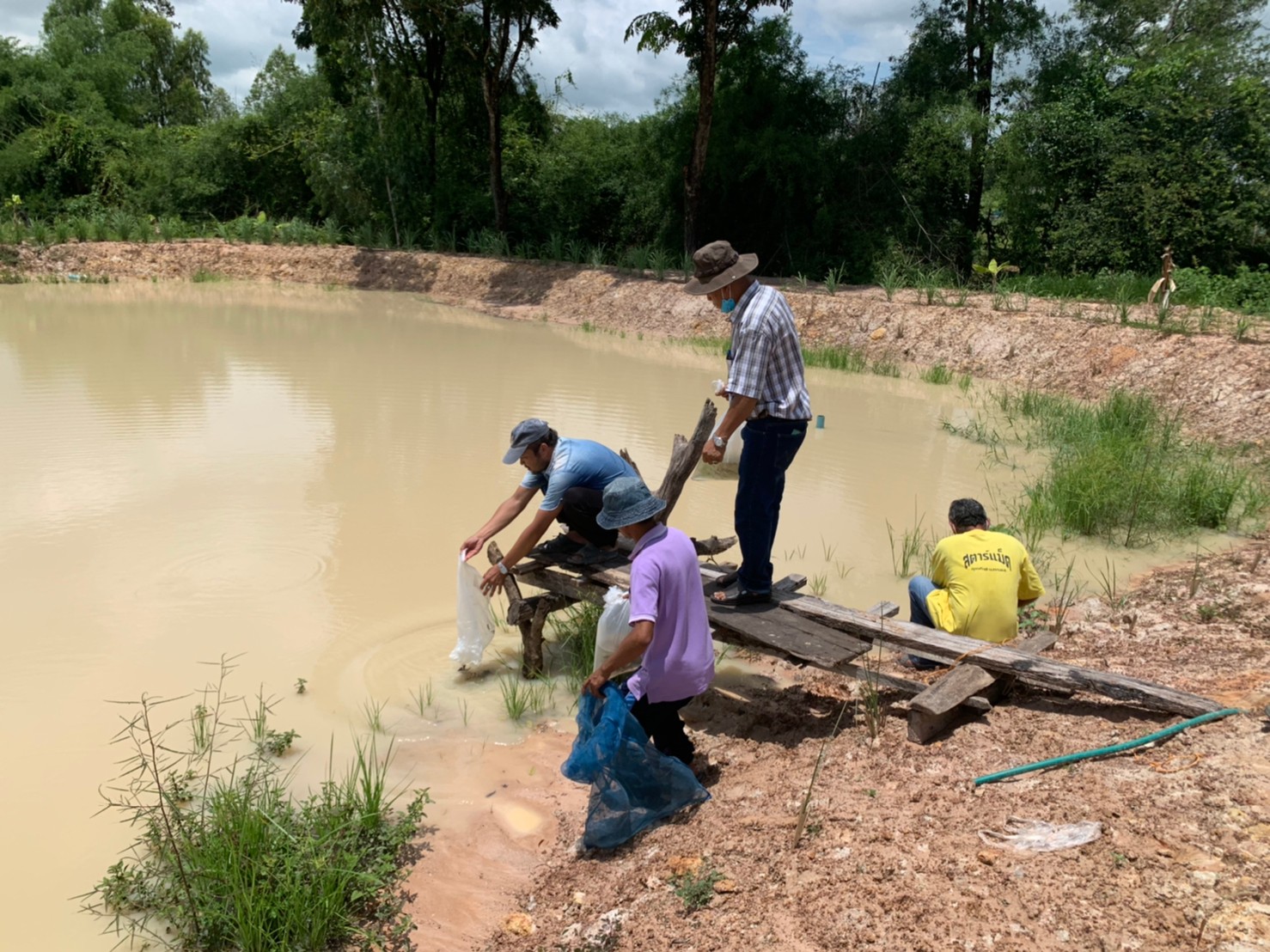 พช.+นพต.พังโคน เอามื้อสามัคคี วิถีชาว “โคก หนอง นา พช.”