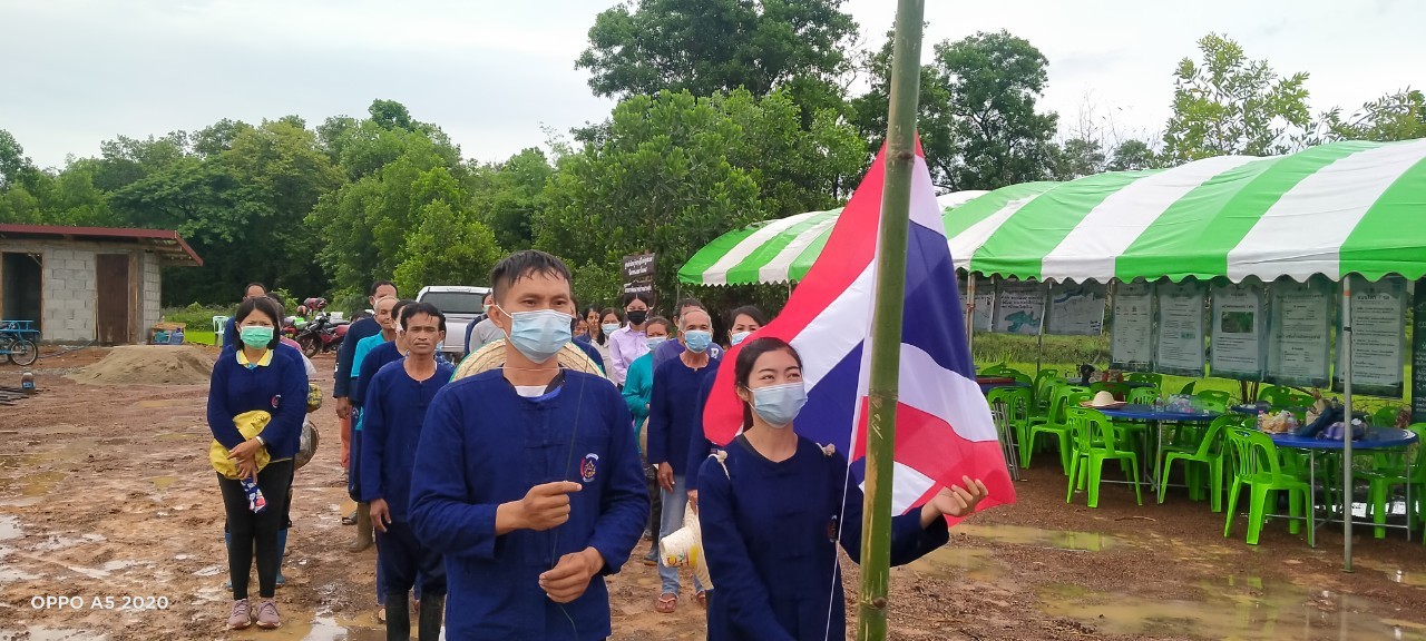 พช.พังโคน เอามื้อสามัคคี ตามหลักทฤษฎีใหม่ “โคก หนอง นา โมเดล”