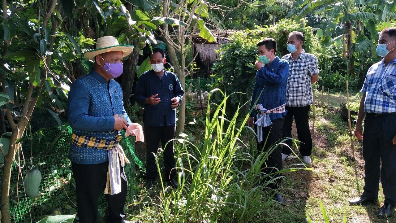 รองผู้ว่าฯ ใส่ผ้าไทยไปคัดสรรหมู่บ้านเศรษฐกิจพอเพียง “อยู่เย็น เป็นสุข”