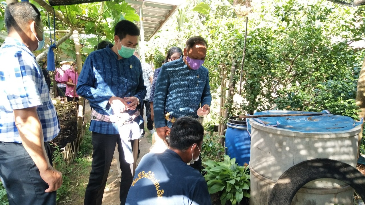 รองผู้ว่าฯ ใส่ผ้าไทยไปคัดสรรหมู่บ้านเศรษฐกิจพอเพียง “อยู่เย็น เป็นสุข”