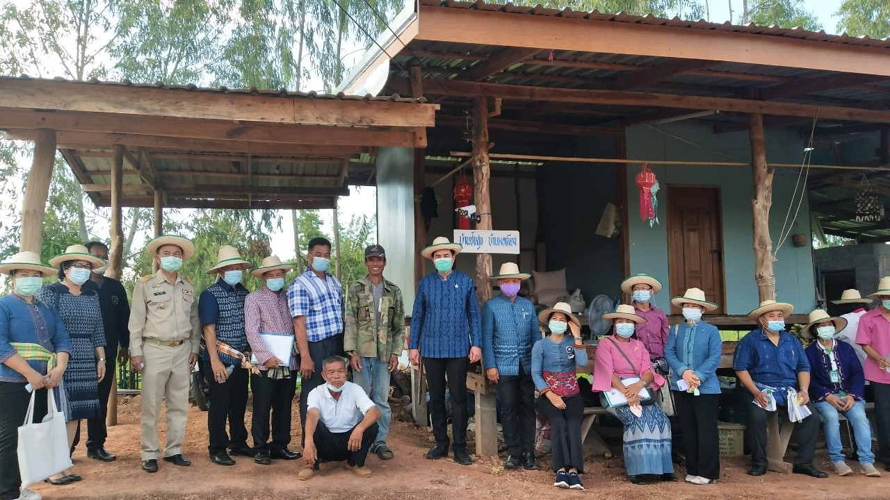 รองผู้ว่าฯ ใส่ผ้าไทยไปคัดสรรหมู่บ้านเศรษฐกิจพอเพียง “อยู่เย็น เป็นสุข”