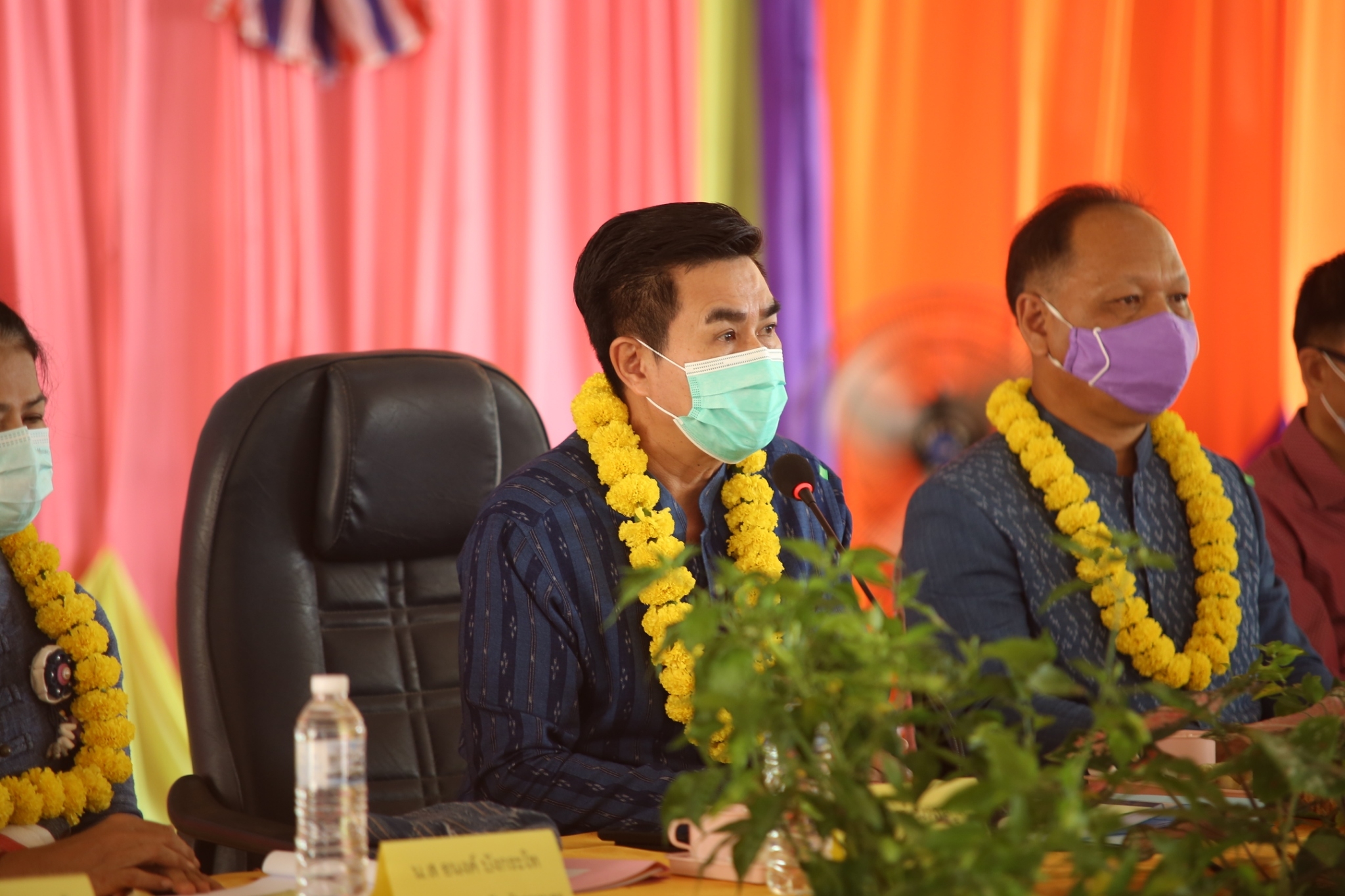 รองผู้ว่าฯ ใส่ผ้าไทยไปคัดสรรหมู่บ้านเศรษฐกิจพอเพียง “อยู่เย็น เป็นสุข”