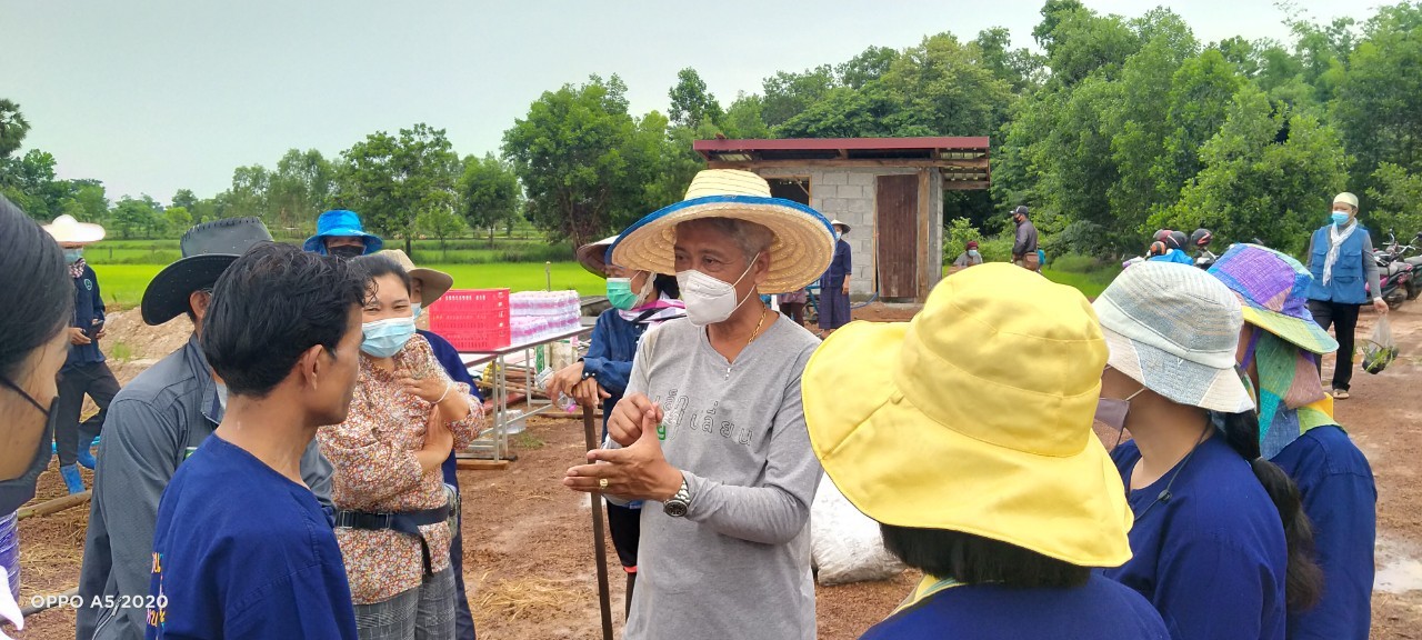 พช.พังโคน เอามื้อสามัคคี ตามหลักทฤษฎีใหม่ “โคก หนอง นา โมเดล”