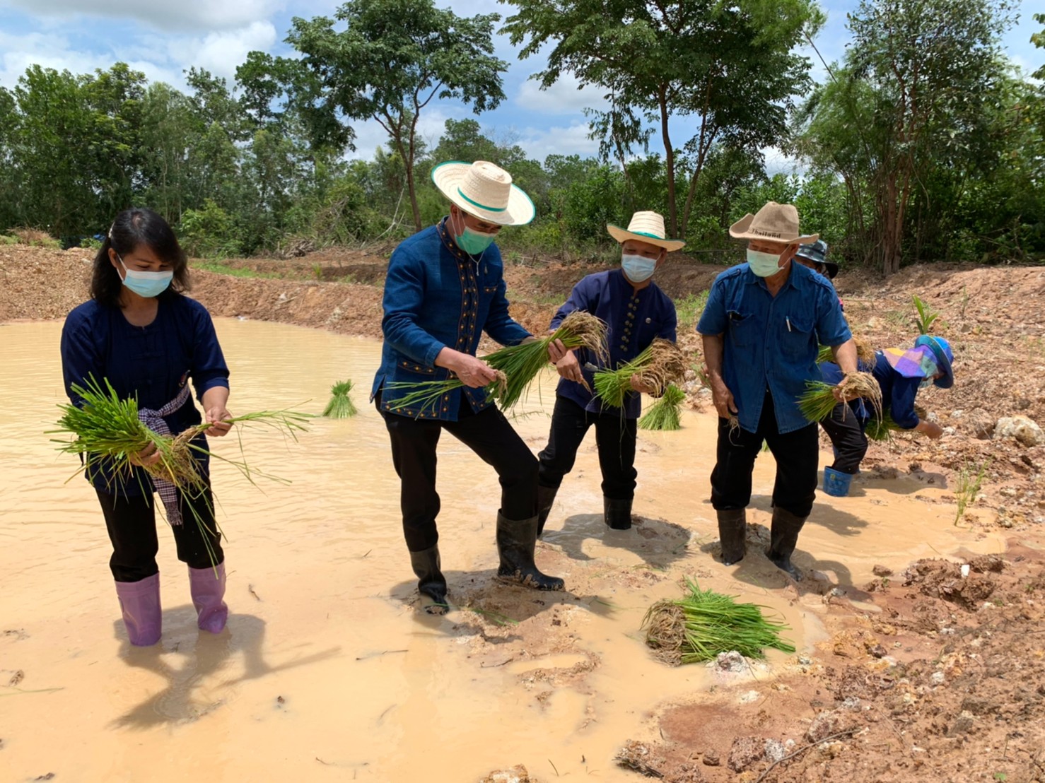 รองฯ ผู้ว่า พาเอามื้อสามัคคี “โคก หนอง นา”
