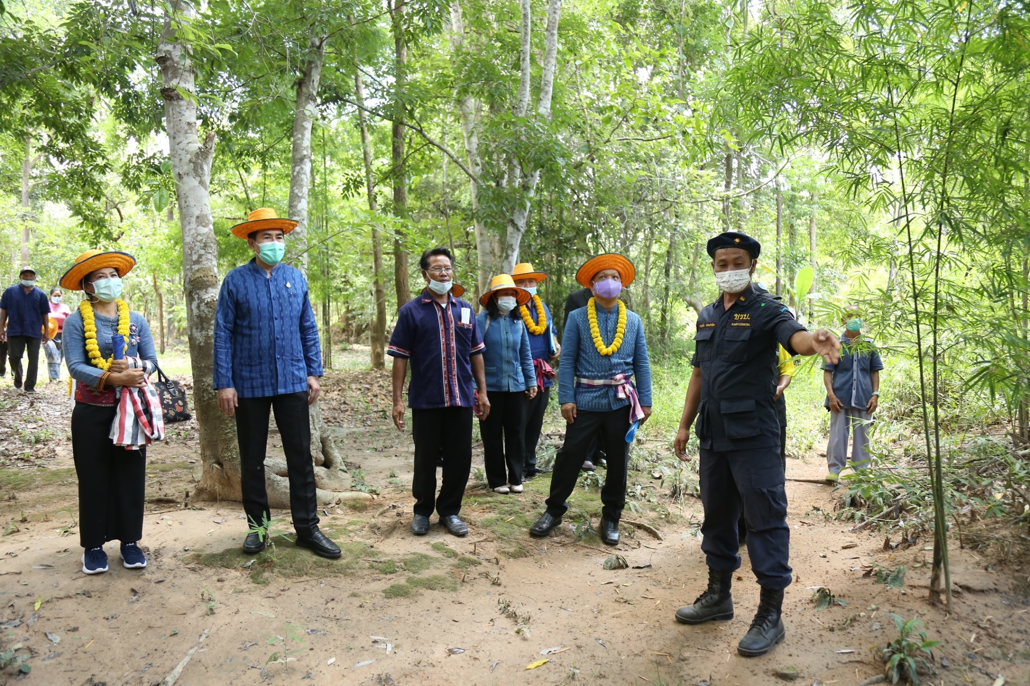 รองผู้ว่าฯ ใส่ผ้าไทยไปคัดสรรหมู่บ้านเศรษฐกิจพอเพียง “อยู่เย็น เป็นสุข”