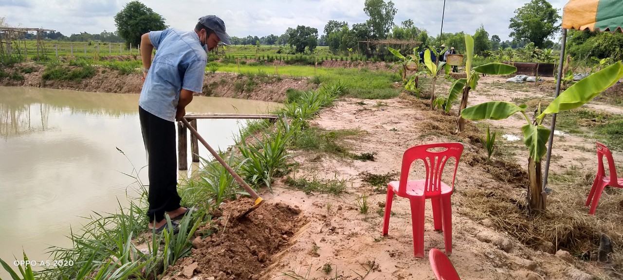 พช.+นพต.พังโคน เอามื้อสามัคคี วิถีชาว “โคก หนอง นา พช.”