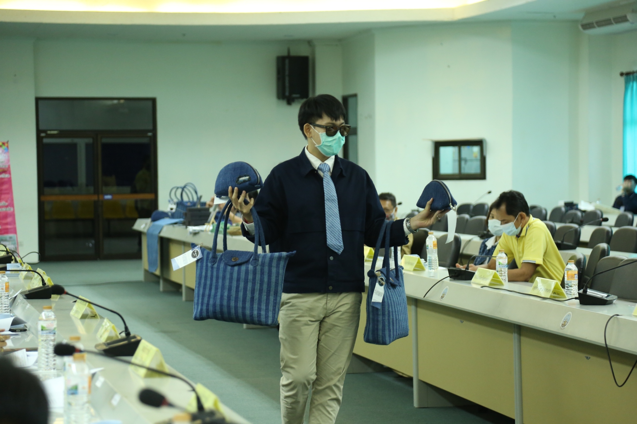พช.สกลนคร คัดเลือกผลิตภัณฑ์ OTOP ที่ผ่านการพัฒนาโดยเครือข่ายองค์ความรู้ KBO