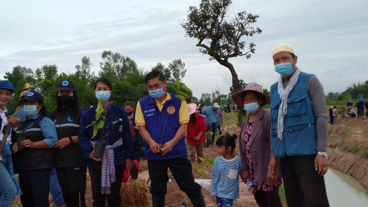 พช.พังโคน เอามื้อสามัคคี ตามหลักทฤษฎีใหม่ “โคก หนอง นา โมเดล”